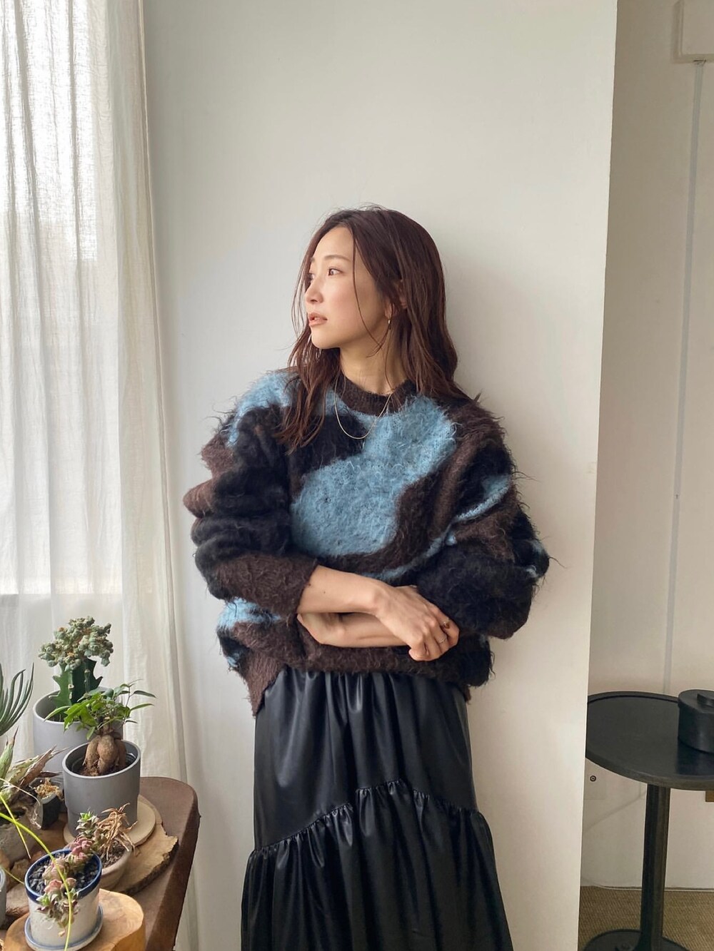 「シャギーニット、カラーニット、ニットコーデ、カラフルニット、デニムコーデ、秋のコーデ、シンプルコーデ、オトナカジュアル、ゆるコーデ、30代コーデ、今日のコーデ、Ungrid」｜「Ungridの【井桁弘恵さん着用アイテム】シャギージャカードニット（ニット/セーター、ブルー系）」を使った、長谷千沙さん（レディース・159cm）の秋コーディネートの5枚目の写真