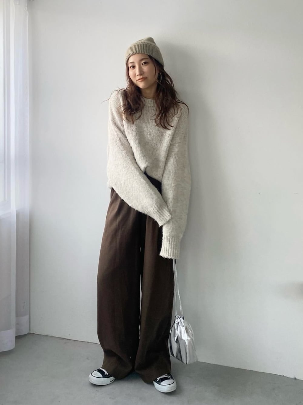 ブラウン系のその他パンツ、ホワイト系のニット/セーターを着用したレディースの冬コーディネートの2枚目の写真