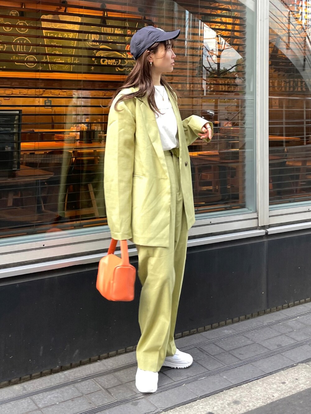 「セットアップ、カラーパンツ、カラーコーデ、ジャケット、ジャケットスタイル、ジャケットコーデ、大人カジュアル、30代、ママコーデ、Ungrid」｜「Ungridの【WEB限定】テーラードジャケットセットアップ（セットアップ、グリーン系）」を使った、長谷千沙さん（レディース・159cm）の冬コーディネートの3枚目の写真