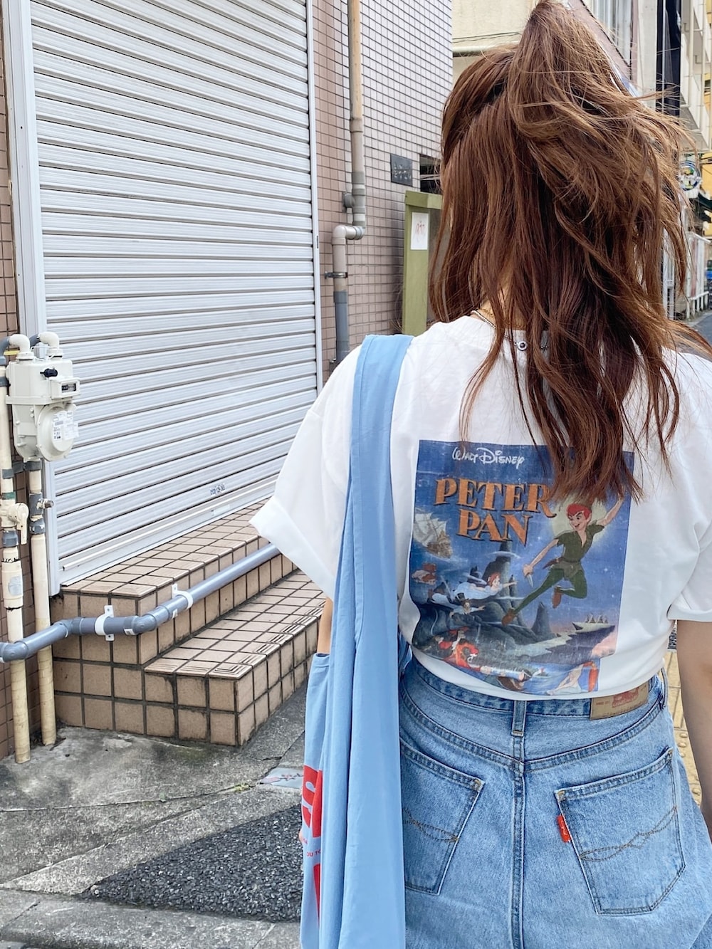 「ディズニーコーデ、白Tシャツ、白T、白Tシャツ×デニム、Tシャツ、Tシャツ×デニム、Tシャツコーデ、休日スタイル、パンツコーデ、Ungrid」｜「Ungridの【ディズニーコレクション】ピーター・パン / グラフィックTee（Tシャツ/カットソー、ホワイト系）」を使った、長谷千沙さん（レディース・159cm）の夏コーディネートの2枚目の写真