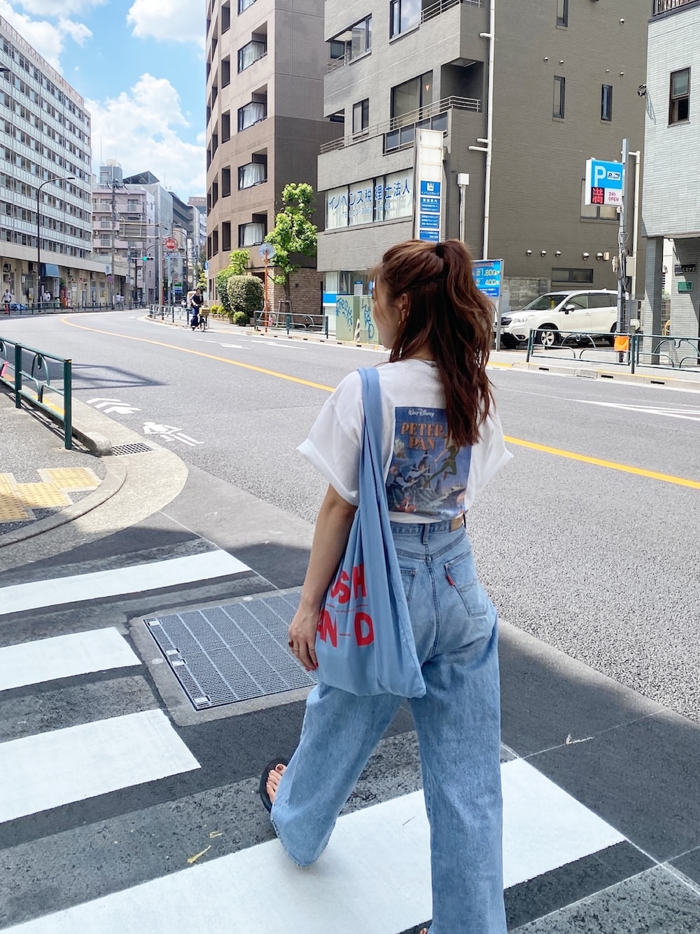 「ディズニーコーデ、白Tシャツ、白T、白Tシャツ×デニム、Tシャツ、Tシャツ×デニム、Tシャツコーデ、休日スタイル、パンツコーデ、Ungrid」｜「Ungridの【ディズニーコレクション】ピーター・パン / グラフィックTee（Tシャツ/カットソー、ホワイト系）」を使った、長谷千沙さん（レディース・159cm）の夏コーディネートの3枚目の写真