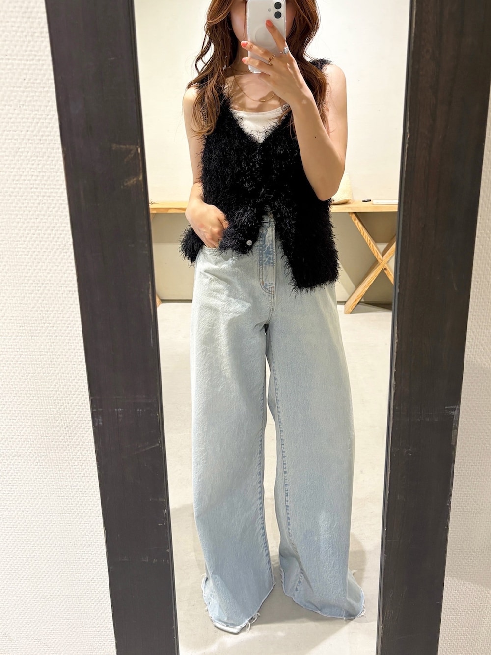 「ニットベスト、ニットベストコーデ、シャギー、シャギーニット、シャギーベスト、デニム、デニムコーデ、カットオフデニム、カットオフ、オトナカジュアル、キレイめカジュアル、春服、ゆるコーデ、きれいめコーデ、Ungrid」｜「Ungridのシャギーニットベスト（ベスト、ブラック系）」を使った、長谷千沙さん（レディース・159cm）の春コーディネートの2枚目の写真