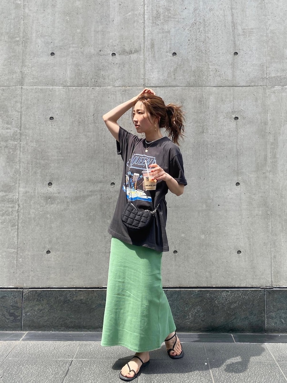 「ロックT、ロックコーデ、レイヤードスタイル、レイヤード、Tシャツコーデ、ロゴT、タイトワンピース、ワンピース、ワンピーススタイル、ワンピースコーデ、スリットワンピース、夏コーデ、シンプルコーデ、古着MIX、Ungrid」｜「UngridのQUEENロゴTee（Tシャツ/カットソー、グレー系）」を使った、長谷千沙さん（レディース・159cm）の春コーディネートの5枚目の写真