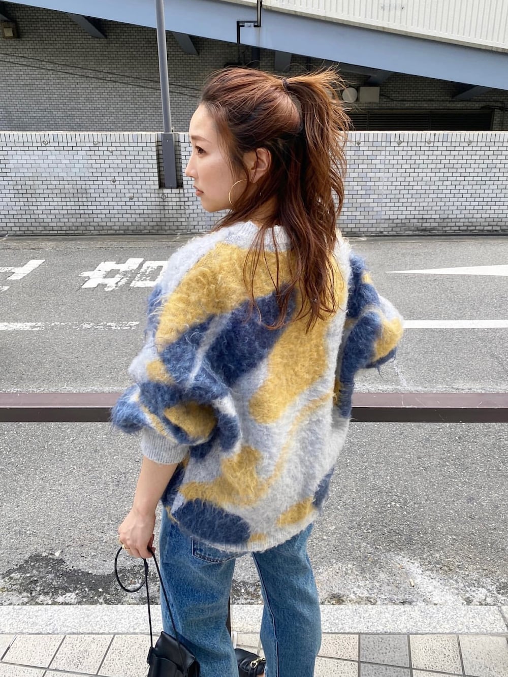 「シャギーニット、カラーニット、ニットコーデ、カラフルニット、デニムコーデ、秋のコーデ、シンプルコーデ、オトナカジュアル、ゆるコーデ、30代コーデ、今日のコーデ、Ungrid」｜「Ungridの【井桁弘恵さん着用アイテム】シャギージャカードニット（ニット/セーター、ブルー系）」を使った、長谷千沙さん（レディース・159cm）の秋コーディネートの3枚目の写真