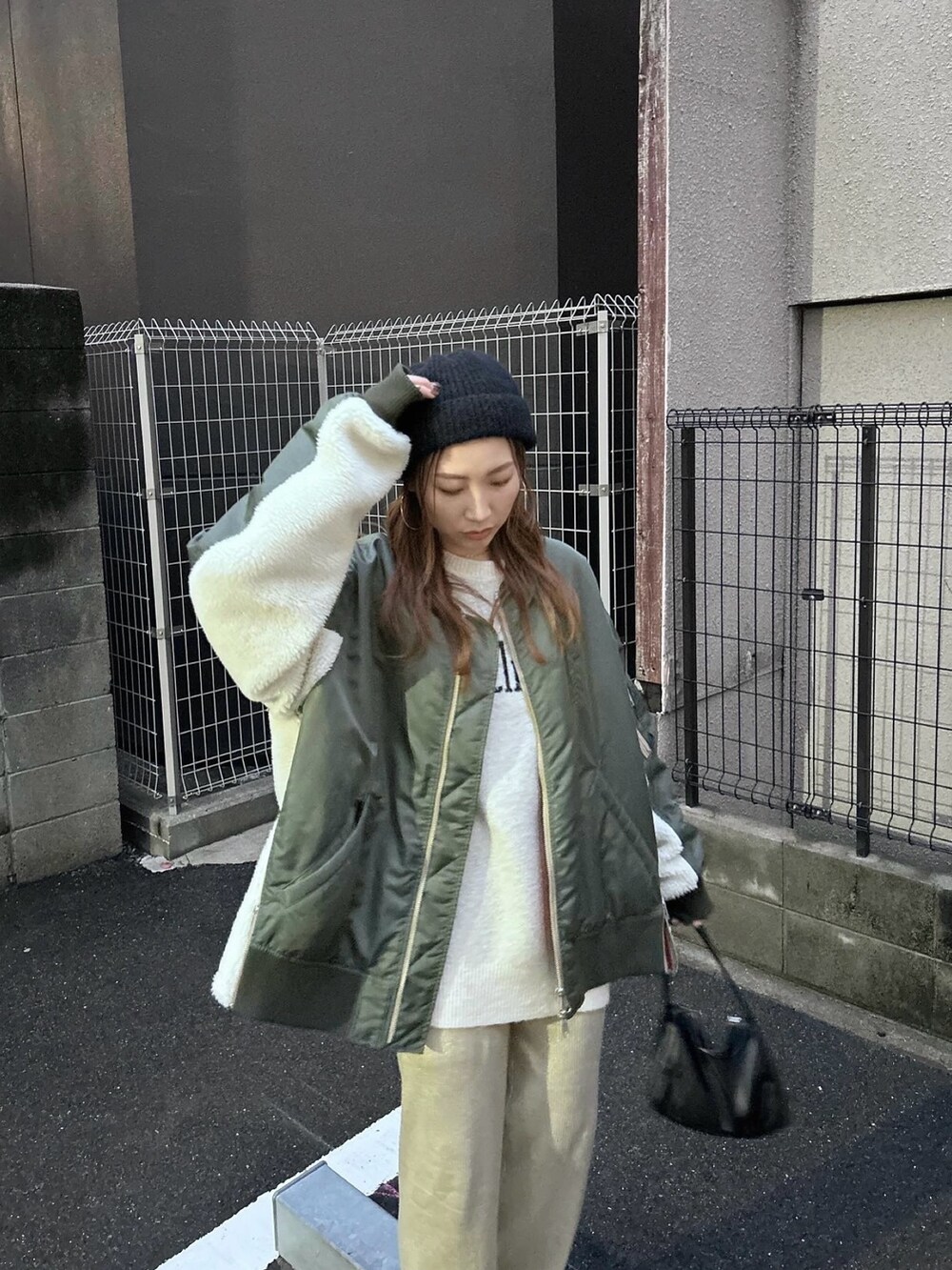 「MA-1、ボアジャケット、ボアブルゾン、ニット、ニット帽、ニット帽コーデ、ニットコーデ、ニットパンツ、スニーカー、スニーカーコーデ、アディダス、samba、冬ファッション、楽チンコーデ、Ungrid」｜「Ungridの【WEB限定】ロゴルーズニット（ニット/セーター、ホワイト系）」を使った、長谷千沙さん（レディース・159cm）の冬コーディネートの5枚目の写真