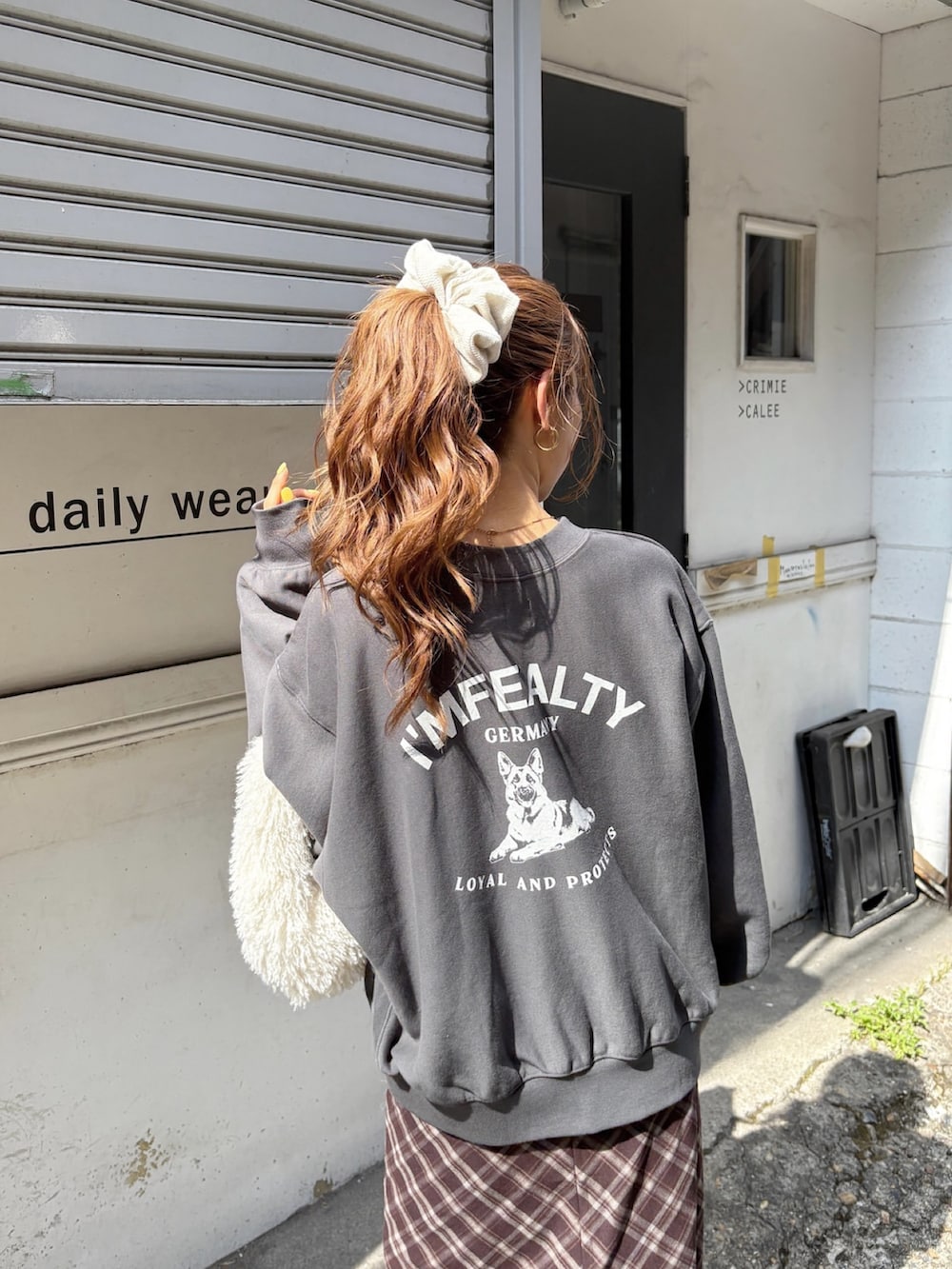 「スウェット、スウェットコーデ、スウェットトップス、チェック、チェックスカート、チェック柄、オトナカワイイ、大人女子、初秋コーデ、Ungrid、ungridコーデ、ungrid」｜「Ungridのドッグプリントルーズスウェット（スウェット、グレー系）」を使った、長谷千沙さん（レディース・159cm）の夏コーディネートの2枚目の写真