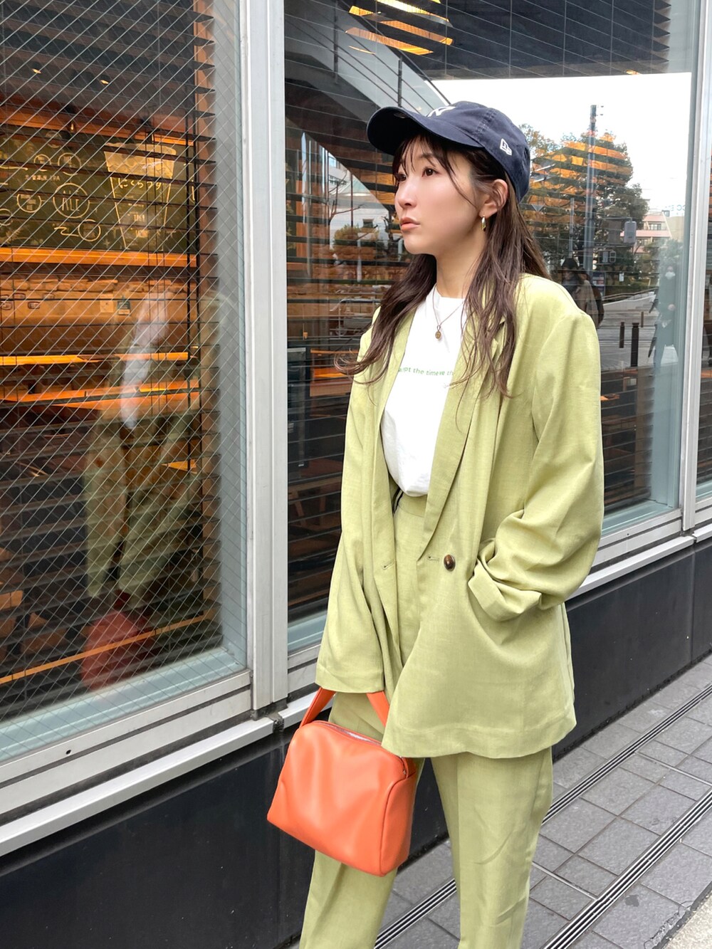 「セットアップ、カラーパンツ、カラーコーデ、ジャケット、ジャケットスタイル、ジャケットコーデ、大人カジュアル、30代、ママコーデ、Ungrid」｜「Ungridの【WEB限定】テーラードジャケットセットアップ（セットアップ、グリーン系）」を使った、長谷千沙さん（レディース・159cm）の冬コーディネートの5枚目の写真