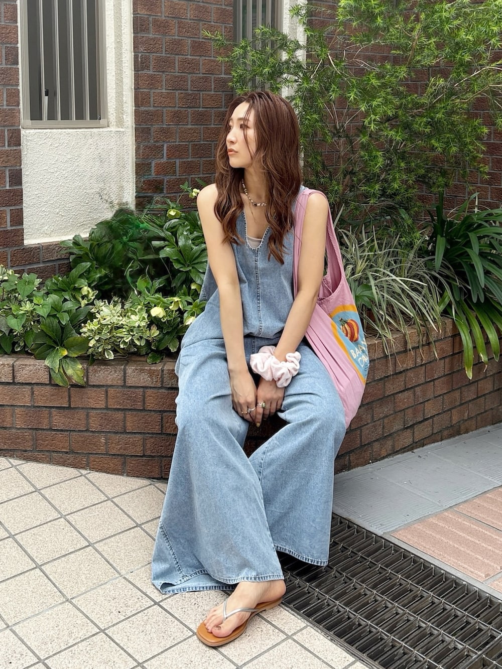 「サロペット、サロペットコーデ、サロペットパンツ、サロペットデニム、ロンパース、ロンパースコーデ、デニムサロペ、デニムサロペット、カジュアルスタイル、夏服、ゆるコーデ、リラックススタイル、Ungrid、ungridコーデ、Ungrid デニム」｜「Ungridのバックオープンデニムサロペット（つなぎ/オールインワン、ブルー系）」を使った、長谷千沙さん（レディース・159cm）の夏コーディネートの3枚目の写真