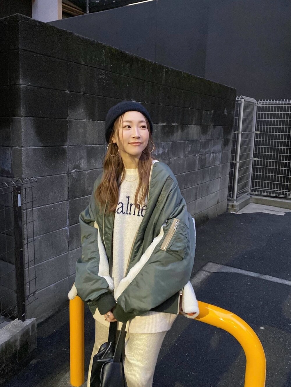 「MA-1、ボアジャケット、ボアブルゾン、ニット、ニット帽、ニット帽コーデ、ニットコーデ、ニットパンツ、スニーカー、スニーカーコーデ、アディダス、samba、冬ファッション、楽チンコーデ、Ungrid」｜「Ungridの【WEB限定】ロゴルーズニット（ニット/セーター、ホワイト系）」を使った、長谷千沙さん（レディース・159cm）の冬コーディネートの6枚目の写真