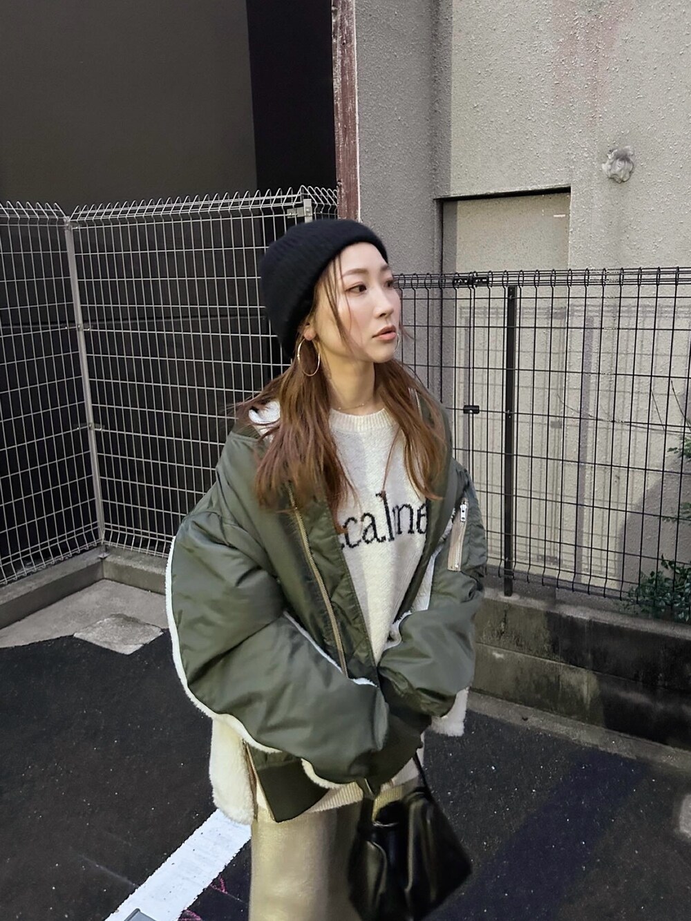 「MA-1、ボアジャケット、ボアブルゾン、ニット、ニット帽、ニット帽コーデ、ニットコーデ、ニットパンツ、スニーカー、スニーカーコーデ、アディダス、samba、冬ファッション、楽チンコーデ、Ungrid」｜「Ungridの【WEB限定】ロゴルーズニット（ニット/セーター、ホワイト系）」を使った、長谷千沙さん（レディース・159cm）の冬コーディネートの4枚目の写真