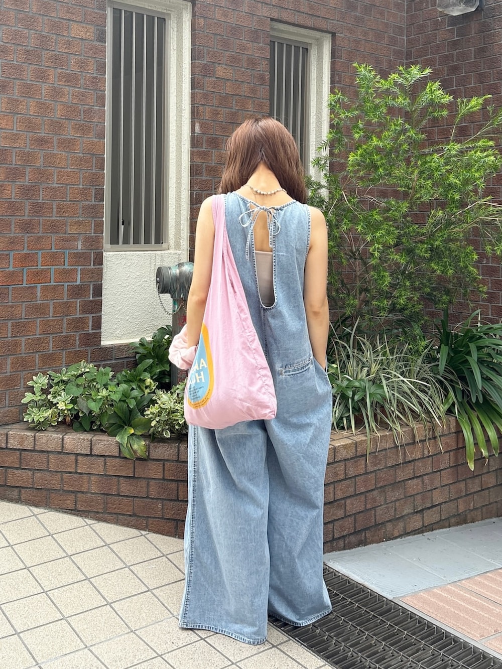 「サロペット、サロペットコーデ、サロペットパンツ、サロペットデニム、ロンパース、ロンパースコーデ、デニムサロペ、デニムサロペット、カジュアルスタイル、夏服、ゆるコーデ、リラックススタイル、Ungrid、ungridコーデ、Ungrid デニム」｜「Ungridのバックオープンデニムサロペット（つなぎ/オールインワン、ブルー系）」を使った、長谷千沙さん（レディース・159cm）の夏コーディネートの4枚目の写真