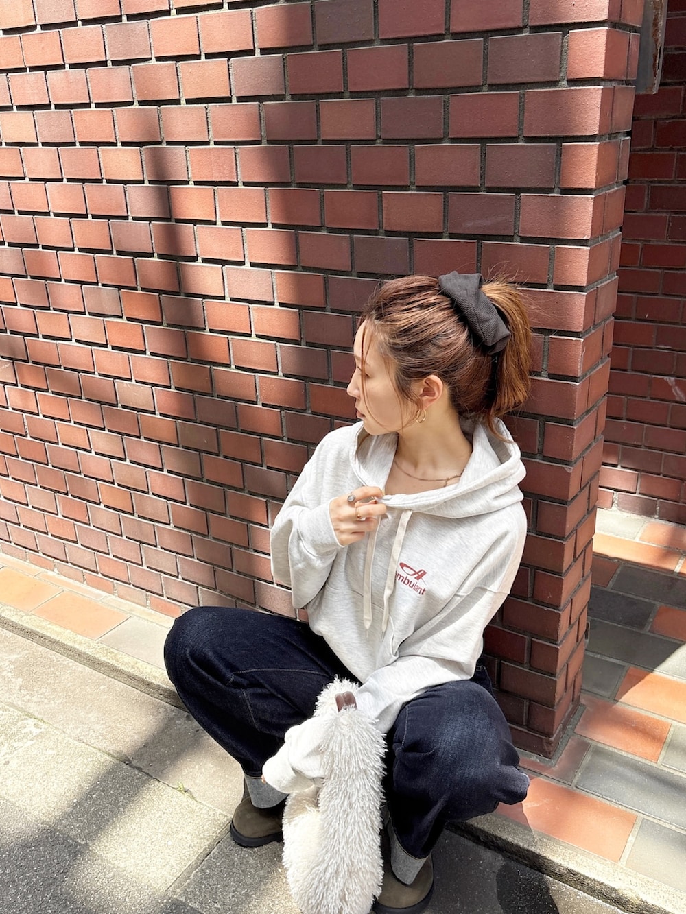 「パーカー、パーカーコーデ、パーカースタイル、パーカー女子、インディゴ、インディゴデニム、インディゴブルー、ショート、ショート丈トップス、ショート丈、Ungrid、ungridコーデ、Ungrid デニム」｜「Ungridの【WEB限定】ショートロゴプリントパーカー（パーカー、グレー系）」を使った、長谷千沙さん（レディース・159cm）の夏コーディネートの4枚目の写真