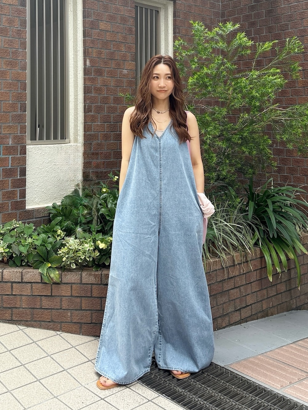 「サロペット、サロペットコーデ、サロペットパンツ、サロペットデニム、ロンパース、ロンパースコーデ、デニムサロペ、デニムサロペット、カジュアルスタイル、夏服、ゆるコーデ、リラックススタイル、Ungrid、ungridコーデ、Ungrid デニム」｜「Ungridのバックオープンデニムサロペット（つなぎ/オールインワン、ブルー系）」を使った、長谷千沙さん（レディース・159cm）の夏コーディネートの2枚目の写真