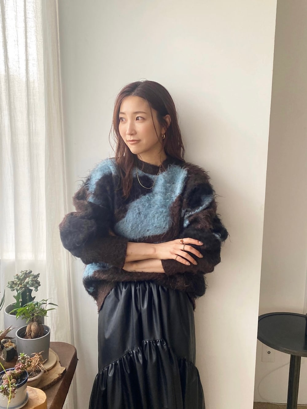 「シャギーニット、カラーニット、ニットコーデ、カラフルニット、デニムコーデ、秋のコーデ、シンプルコーデ、オトナカジュアル、ゆるコーデ、30代コーデ、今日のコーデ、Ungrid」｜「Ungridの【井桁弘恵さん着用アイテム】シャギージャカードニット（ニット/セーター、ブルー系）」を使った、長谷千沙さん（レディース・159cm）の秋コーディネートの4枚目の写真