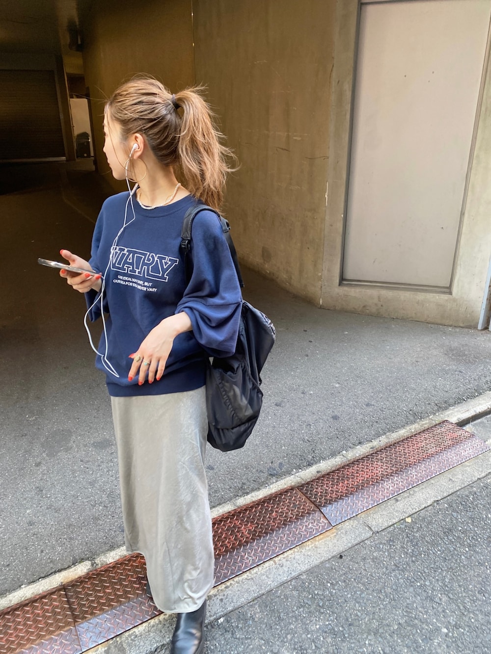 「スウェット、スウェットコーデ、スウェットトップス、ロゴスウェット、刺繍トップス、ボリューム袖、ボリュームスリーブ、ベロア、ベロアスカート、タイトスカート、ブーツスタイル、ブーツコーデ、Ungrid」｜「Ungridの【WEB限定】刺繍ロゴルーズスウェット　※6/18(日)0:00-予約開始！（スウェット、ブルー系）」を使った、長谷千沙さん（レディース・159cm）の夏コーディネートの2枚目の写真