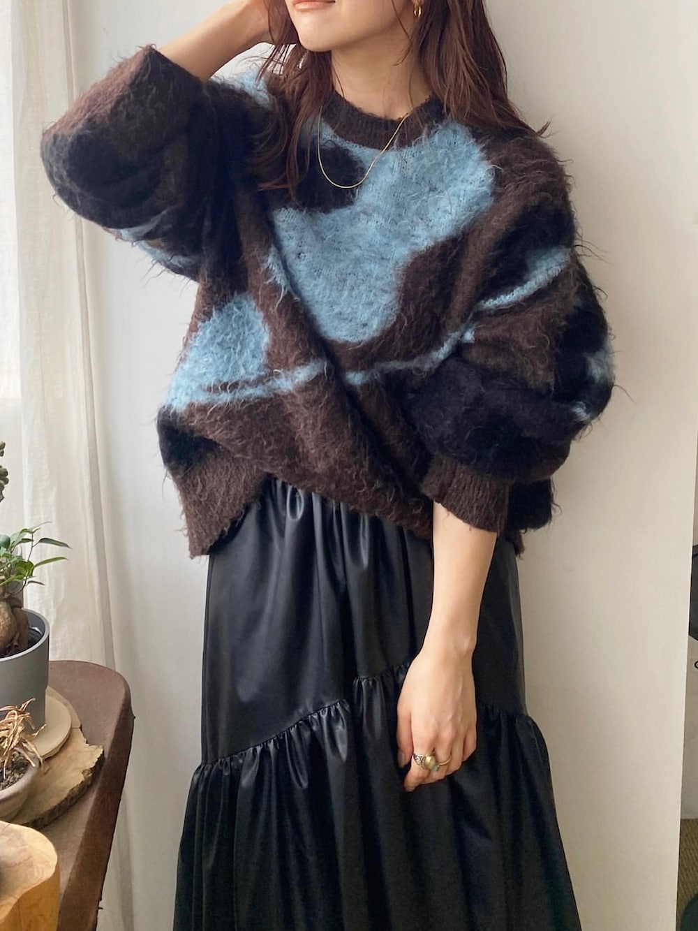 「シャギーニット、カラーニット、ニットコーデ、カラフルニット、デニムコーデ、秋のコーデ、シンプルコーデ、オトナカジュアル、ゆるコーデ、30代コーデ、今日のコーデ、Ungrid」｜「Ungridの【井桁弘恵さん着用アイテム】シャギージャカードニット（ニット/セーター、ブルー系）」を使った、長谷千沙さん（レディース・159cm）の秋コーディネートの6枚目の写真