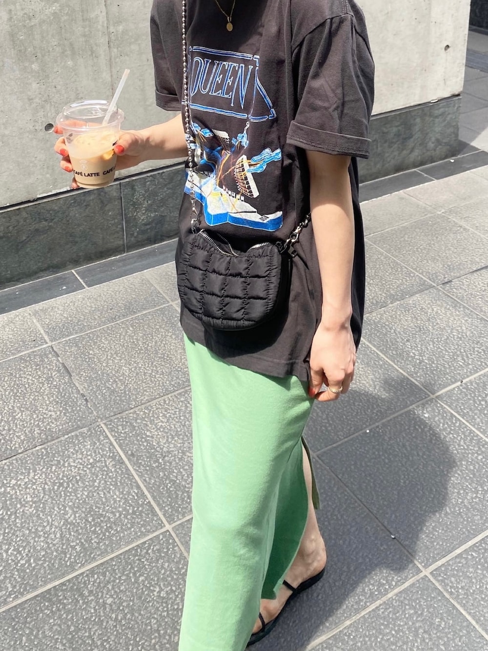 「ロックT、ロックコーデ、レイヤードスタイル、レイヤード、Tシャツコーデ、ロゴT、タイトワンピース、ワンピース、ワンピーススタイル、ワンピースコーデ、スリットワンピース、夏コーデ、シンプルコーデ、古着MIX、Ungrid」｜「UngridのQUEENロゴTee（Tシャツ/カットソー、グレー系）」を使った、長谷千沙さん（レディース・159cm）の春コーディネートの3枚目の写真