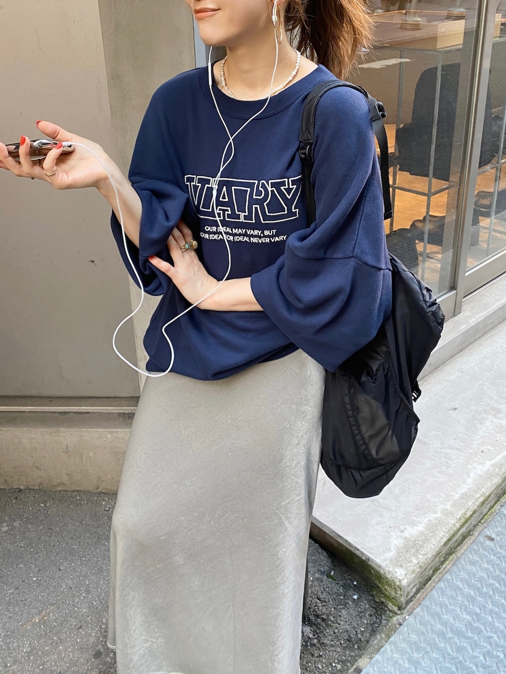 「スウェット、スウェットコーデ、スウェットトップス、ロゴスウェット、刺繍トップス、ボリューム袖、ボリュームスリーブ、ベロア、ベロアスカート、タイトスカート、ブーツスタイル、ブーツコーデ、Ungrid」｜「Ungridの【WEB限定】刺繍ロゴルーズスウェット　※6/18(日)0:00-予約開始！（スウェット、ブルー系）」を使った、長谷千沙さん（レディース・159cm）の夏コーディネートの5枚目の写真
