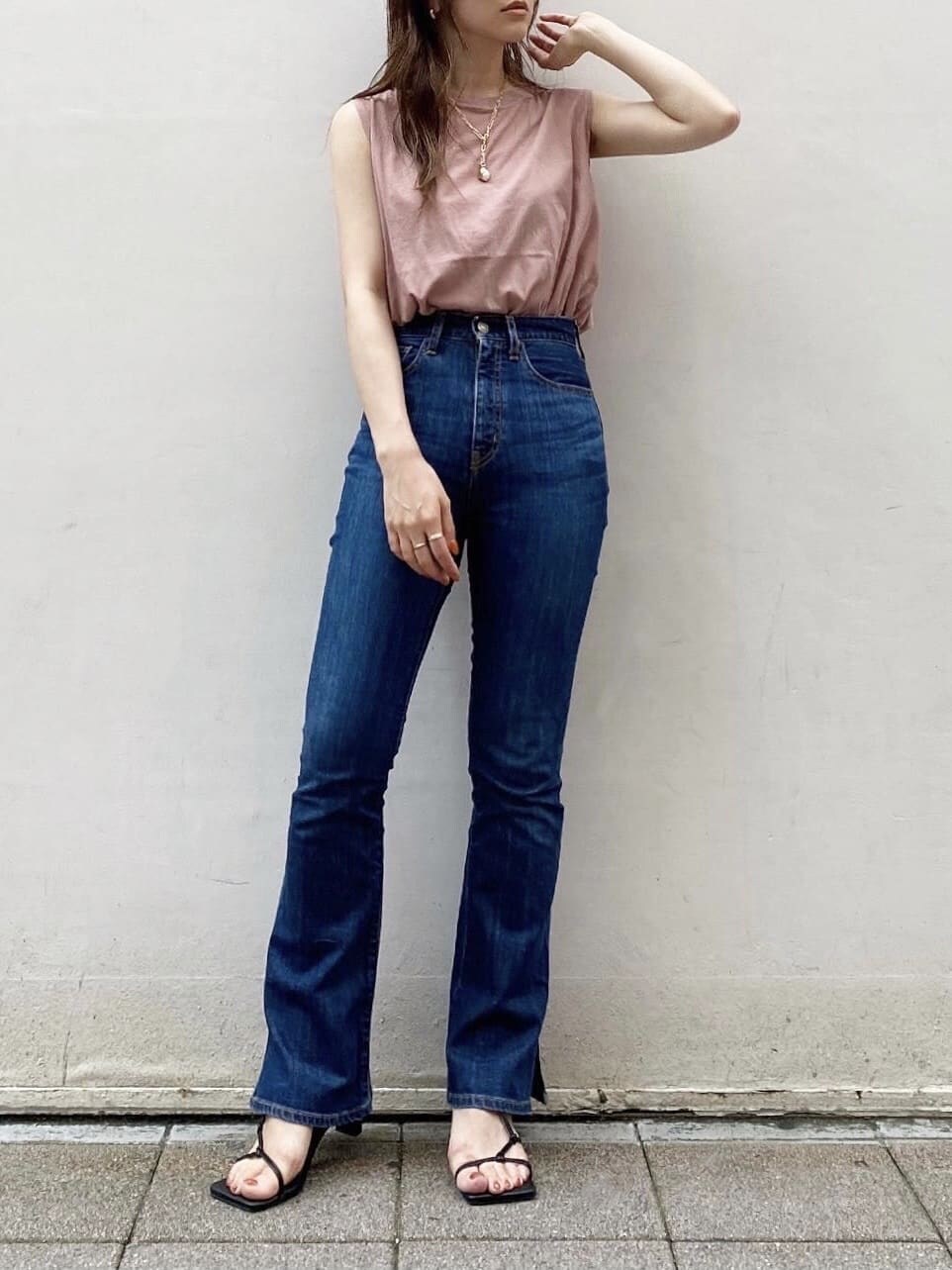「Ungridのストレッチフレアデニム（デニムパンツ、ブルー系）」を使った、長谷千沙さん（レディース・159cm）の夏コーディネートの3枚目の写真