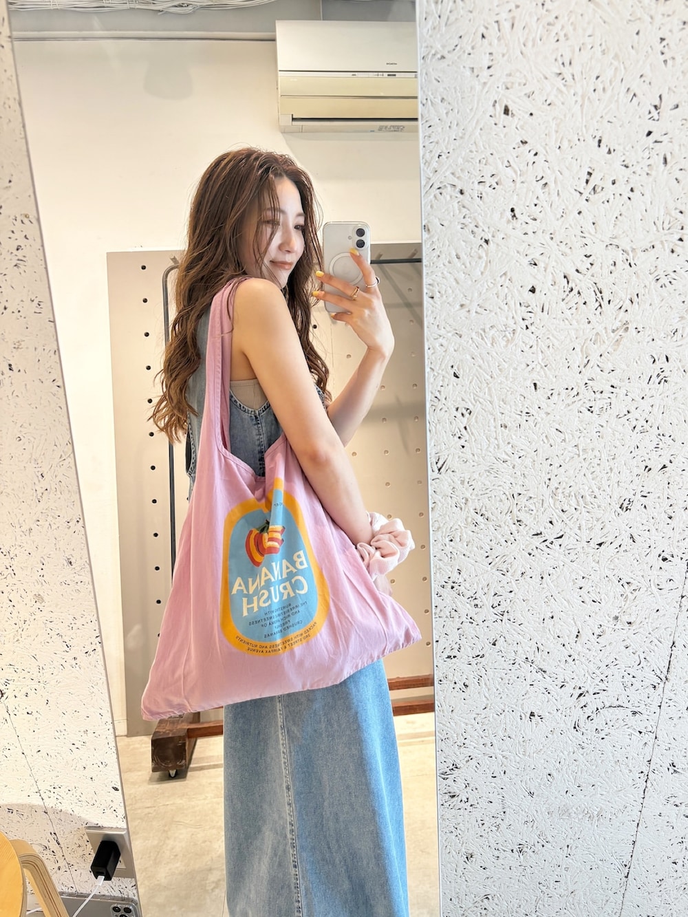 「サロペット、サロペットコーデ、サロペットパンツ、サロペットデニム、ロンパース、ロンパースコーデ、デニムサロペ、デニムサロペット、カジュアルスタイル、夏服、ゆるコーデ、リラックススタイル、Ungrid、ungridコーデ、Ungrid デニム」｜「Ungridのバックオープンデニムサロペット（つなぎ/オールインワン、ブルー系）」を使った、長谷千沙さん（レディース・159cm）の夏コーディネートの5枚目の写真