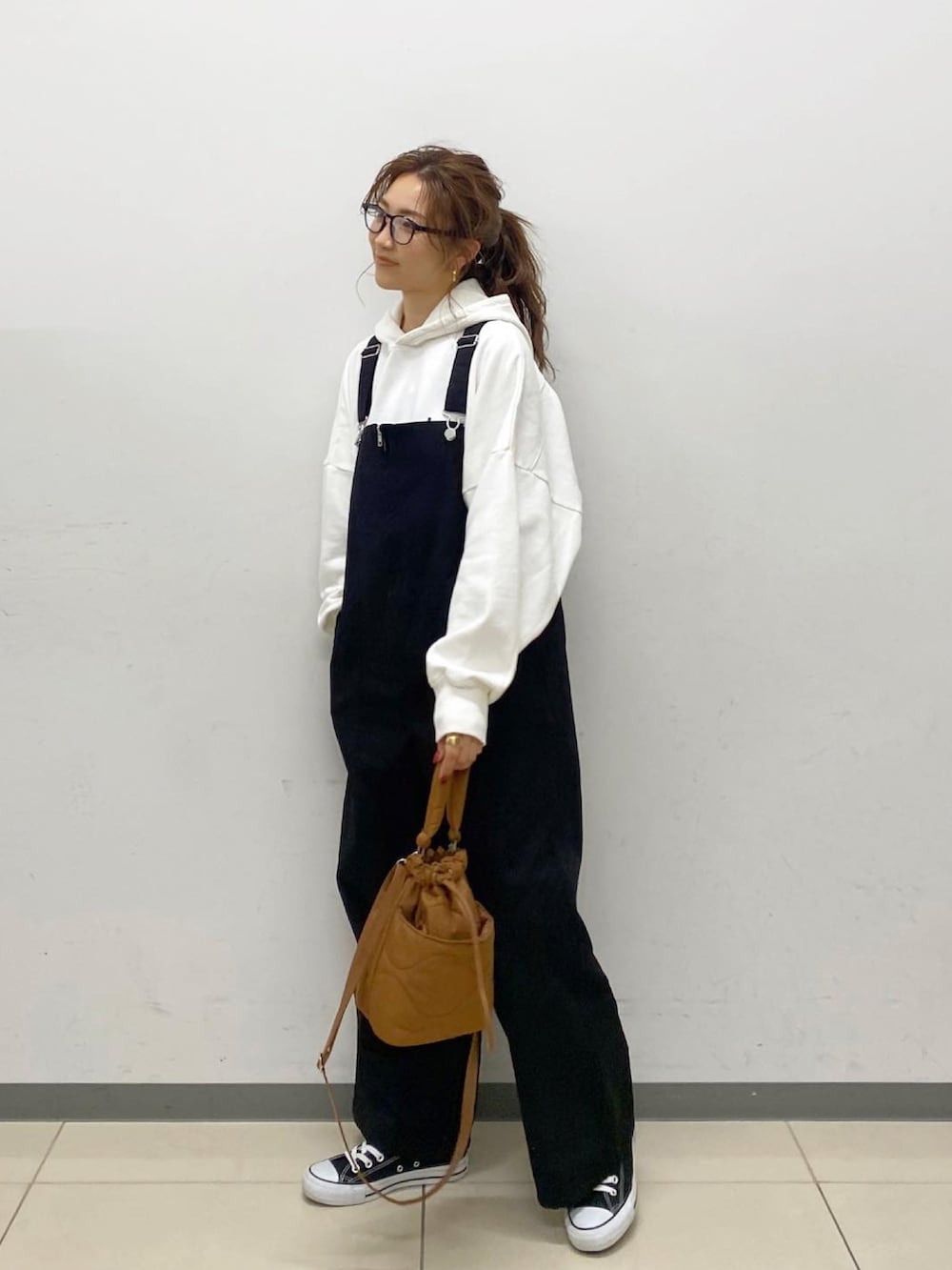 「サロペット、サロペットコーデ、パーカー、パーカーコーデ、ロゴパーカー、30代、30代コーデ、ママコーデ、ママファッション、Ungrid」｜「Ungridのミリタリールーズサロペット（つなぎ/オールインワン、ブラック系）」を使った、長谷千沙さん（レディース・159cm）の冬コーディネートの2枚目の写真