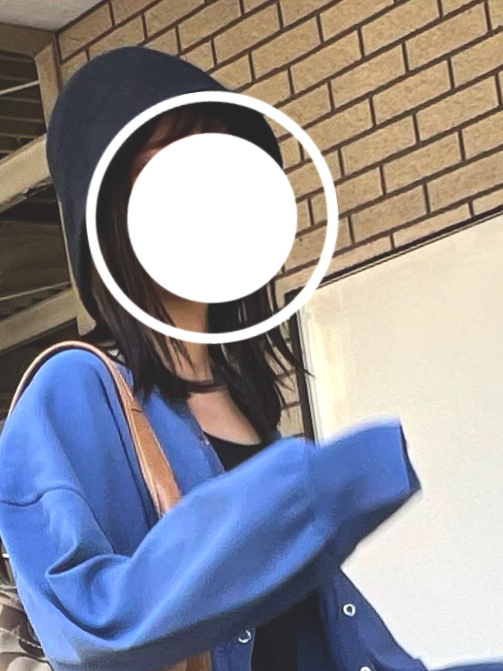 ブラック系のトップス、ブルー系のカーディガン/ボレロ、ブラウン系のパンツを着用したレディースの秋コーディネートの5枚目の写真