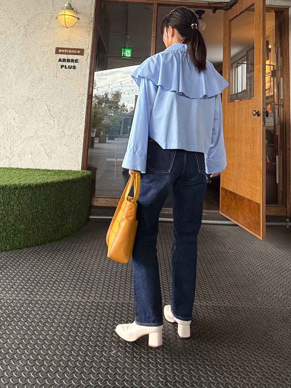 その他のパンツ、ホワイト系のブーツ、ブルー系のシャツ/ブラウスを着用したレディースの秋コーディネートの2枚目の写真