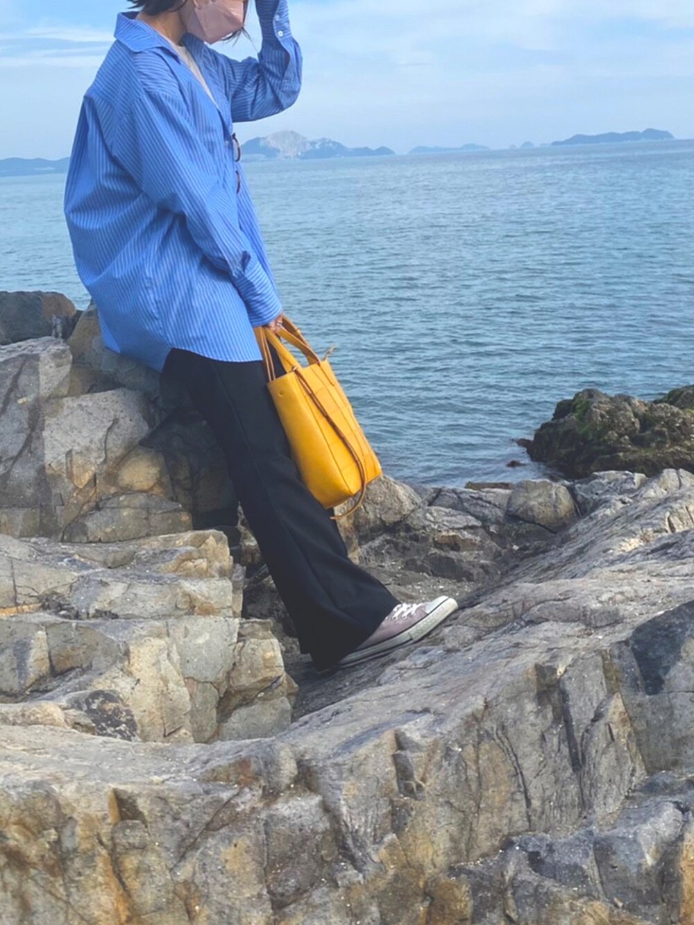 ホワイト系のTシャツ/カットソー、ブルー系のシャツ/ブラウス、イエロー系のトートバッグを着用したレディースの春コーディネートの2枚目の写真