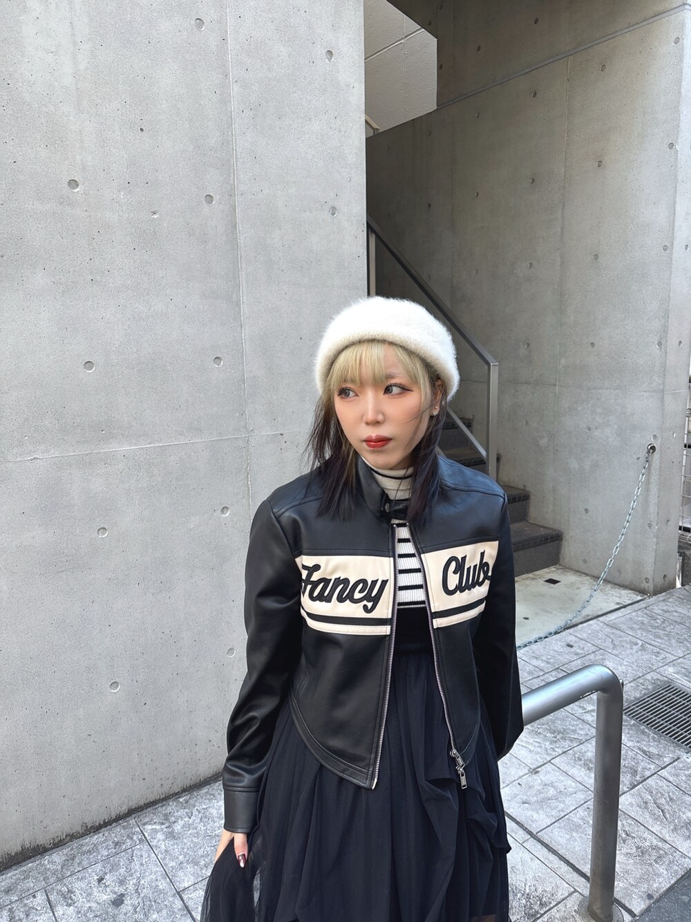 「冬コーデ、クリスマスに着たい服、秋冬コーデ、ニットコーデ、モノトーン、冬のコーデ、チュール、override 、Chapeau d’ O、ビーニー、ベレー帽」｜「Chicoのアイテム（スカート、ブラック系）」を使った、ももさん（レディース・162cm）の冬コーディネートの5枚目の写真