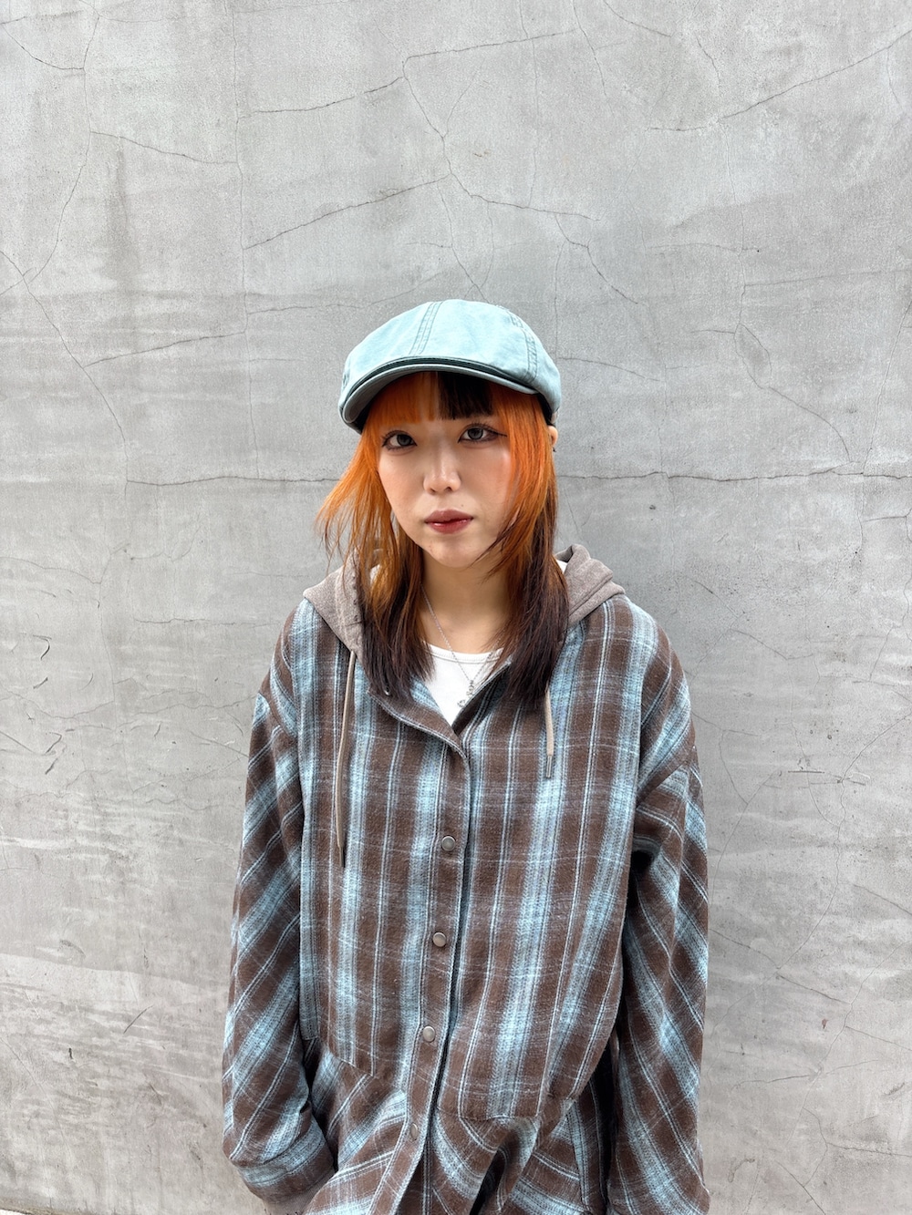 「ラフコーデ、春カラー、おでかけコーデ、ロングブーツ、override、override 、OVERRIDE、ハンチング、ハンチング帽、ハンチングコーデ」｜「Darichのフードドッキングチェックルーズシャツ（シャツ/ブラウス、ブラウン系）」を使った、ももさん（レディース・162cm）の春コーディネートの2枚目の写真