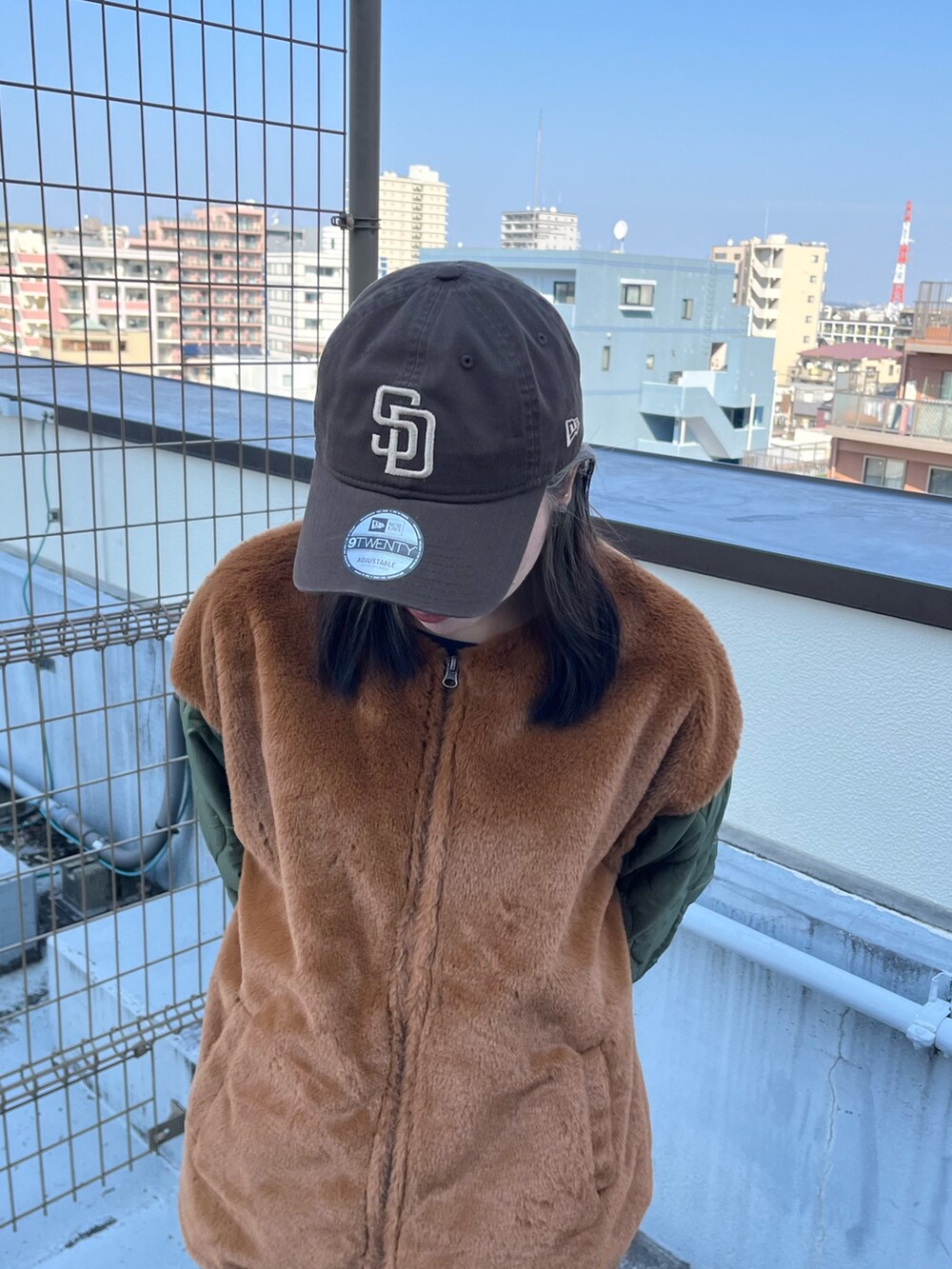 「帽子、キャップ、キャップコーデ、デニム、override、override 、OVERRIDE、スニーカー、カジュアルコーデ、NEW ERA、NEWERA」｜「MONO-MARTの7WAY ファー切替ライナーブルゾン＆フード脱着 ビッグシルエットM-65モッズコート/2点セット（モッズコート、グリーン系）」を使った、ももさん（レディース・162cm）の冬コーディネートの3枚目の写真