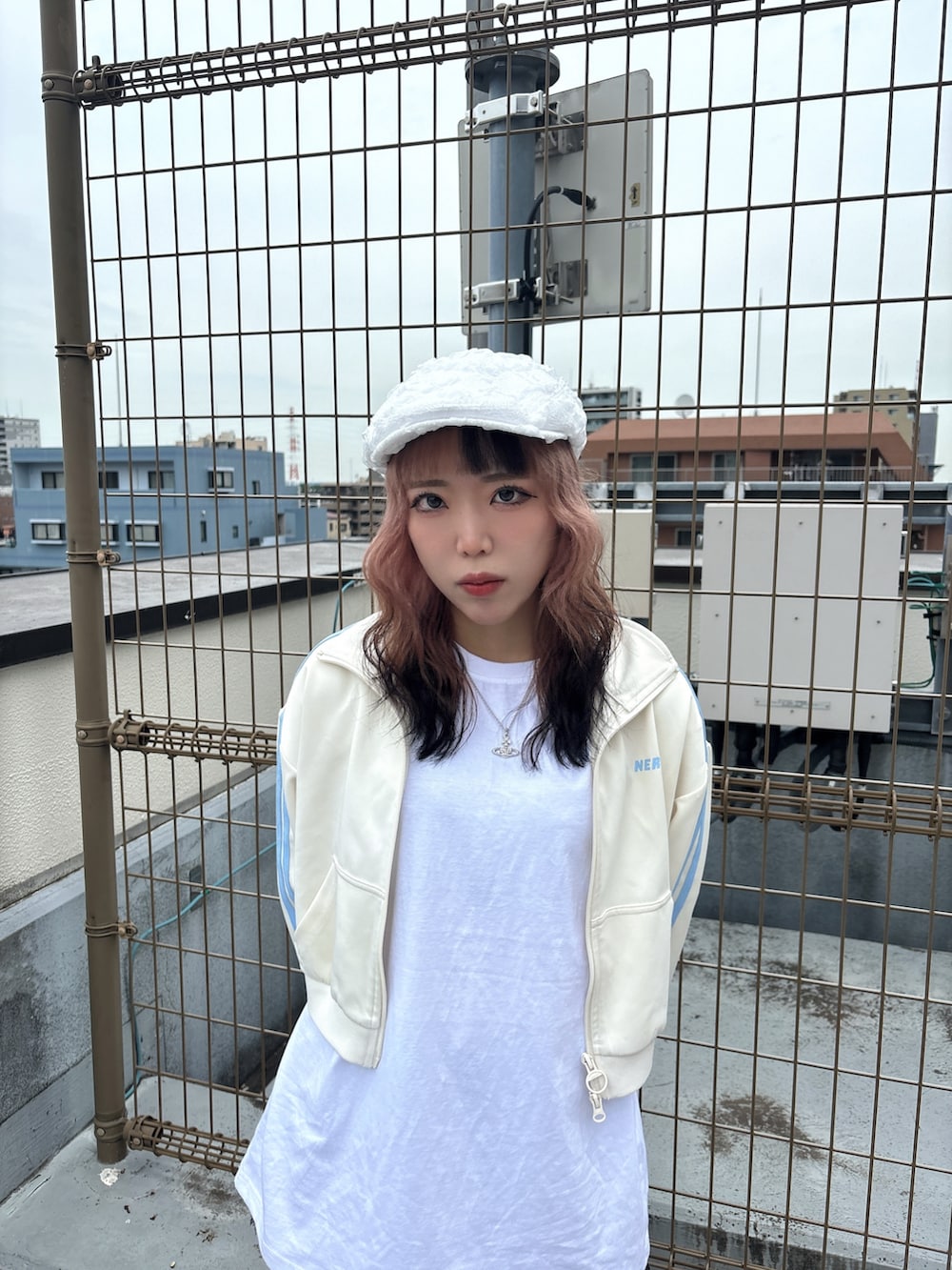 「白シャツ、スポーツミックス、ショートパンツ、kaorinomori、Kaorinomori、override、override 、OVERRIDE、韓国ブランド、ハンチング、ハンチング帽」｜「FANCY CLUBの【FANCY CLUB】REBIRTH OF HEAVEN TEE（Tシャツ/カットソー、ホワイト系）」を使った、ももさん（レディース・162cm）の春コーディネートの2枚目の写真