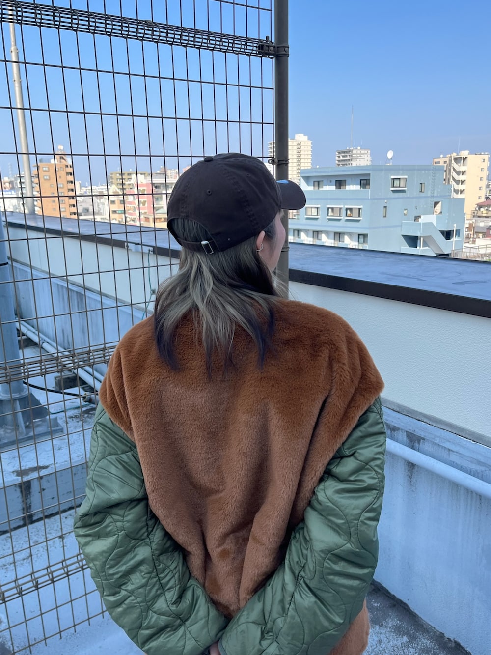 「帽子、キャップ、キャップコーデ、デニム、override、override 、OVERRIDE、スニーカー、カジュアルコーデ、NEW ERA、NEWERA」｜「MONO-MARTの7WAY ファー切替ライナーブルゾン＆フード脱着 ビッグシルエットM-65モッズコート/2点セット（モッズコート、グリーン系）」を使った、ももさん（レディース・162cm）の冬コーディネートの4枚目の写真