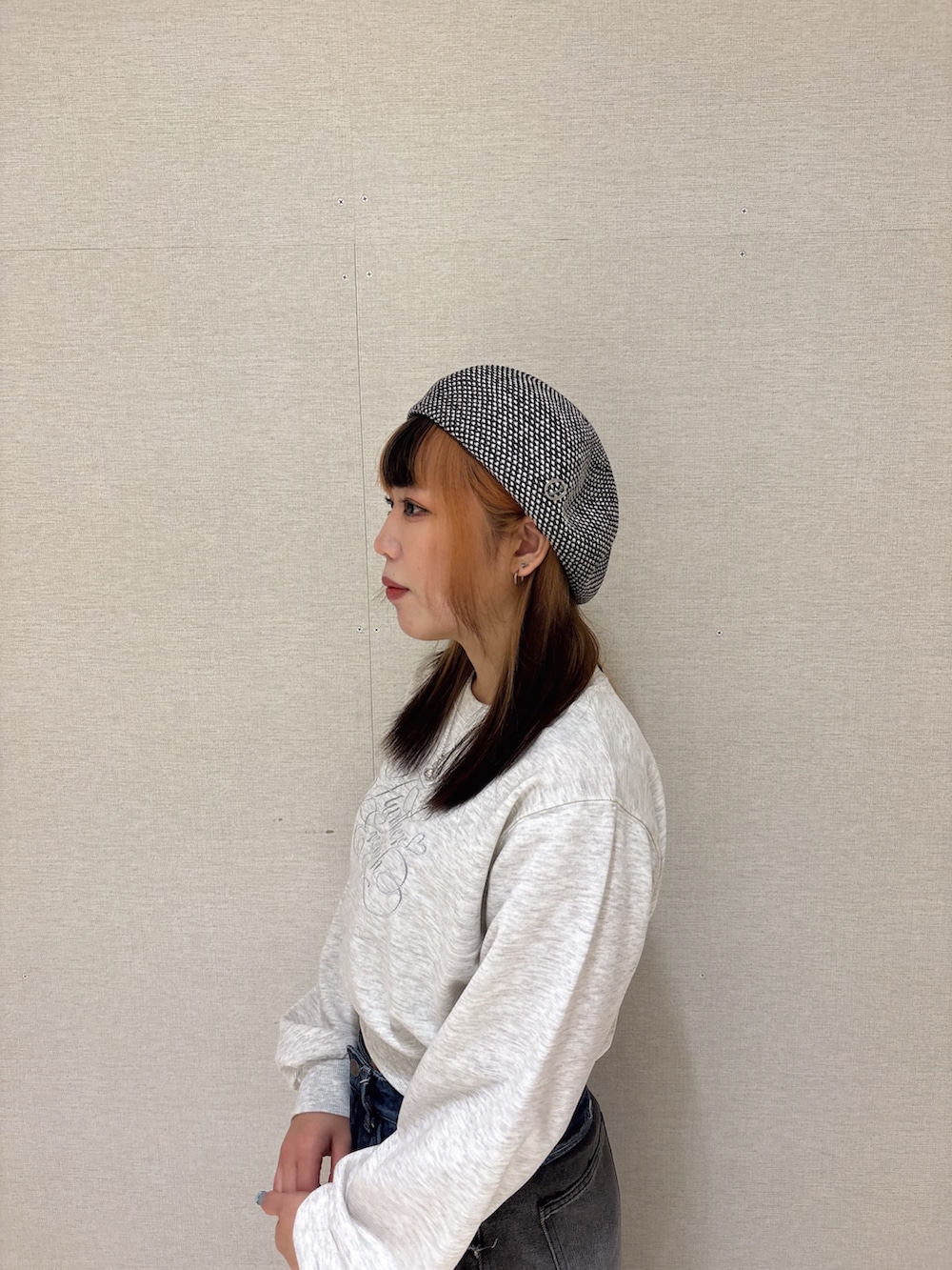 「春服、着回しコーデ、デニム、プチプラ、ラフコーデ、デニムコーデ、override、override 、OVERRIDE、Chapeau d’ O、ベレー、ベレー帽」｜「me+em selectの【 ４size ／ ２color 】ダメージドッキンググラデーションヴィンテージルーズデニム（デニムパンツ、ブラック系）」を使った、ももさん（レディース・162cm）の春コーディネートの3枚目の写真