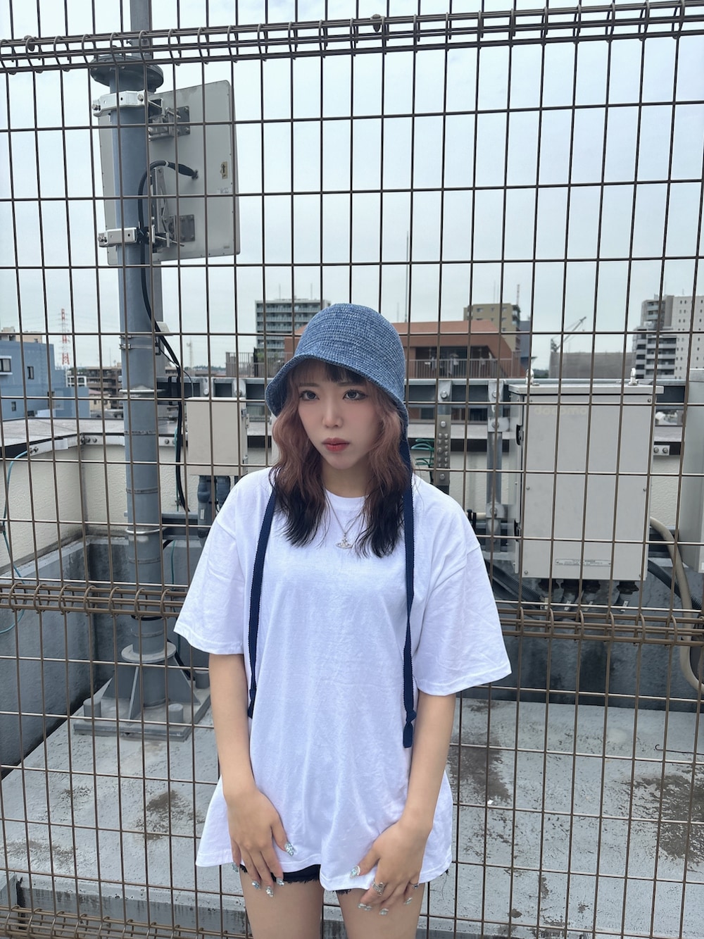 「白シャツ、夏だ！Tシャツ着よう！、韓国ブランド、夏、夏コーデ、override、override 、OVERRIDE、ボンネット、ボンネット帽」｜「FANCY CLUBの【FANCY CLUB】REBIRTH OF HEAVEN TEE（Tシャツ/カットソー、ホワイト系）」を使った、ももさん（レディース・162cm）の春コーディネートの2枚目の写真