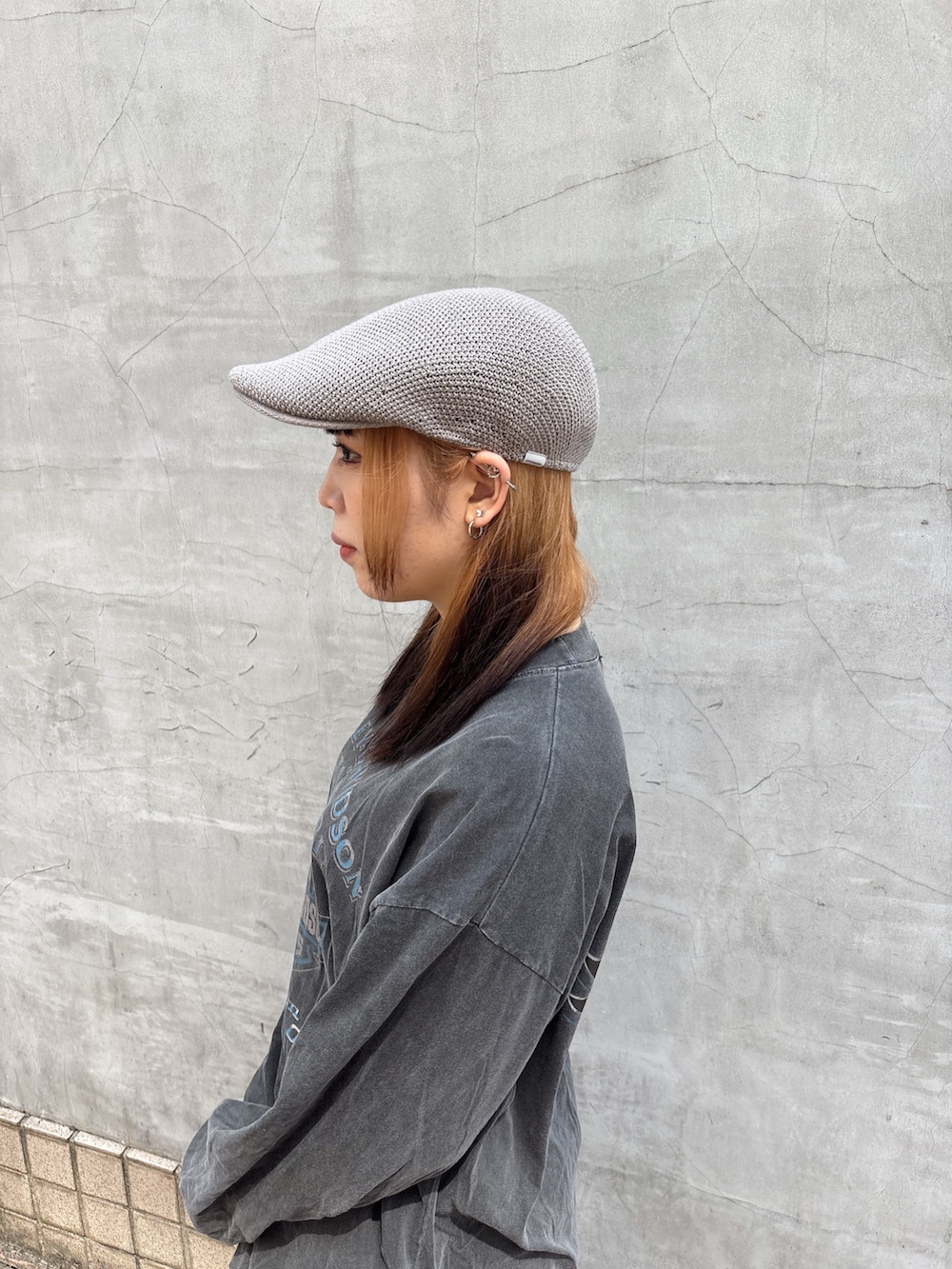 「パンツコーデ、ラクチンコーデ、カジュアルスタイル、ロンT、ハンチング、override、override 、OVERRIDE、春服、スニーカー」｜「me+em selectの【 ４size ／ ２color 】ダメージドッキンググラデーションヴィンテージルーズデニム（デニムパンツ、ブラック系）」を使った、ももさん（レディース・162cm）の春コーディネートの3枚目の写真