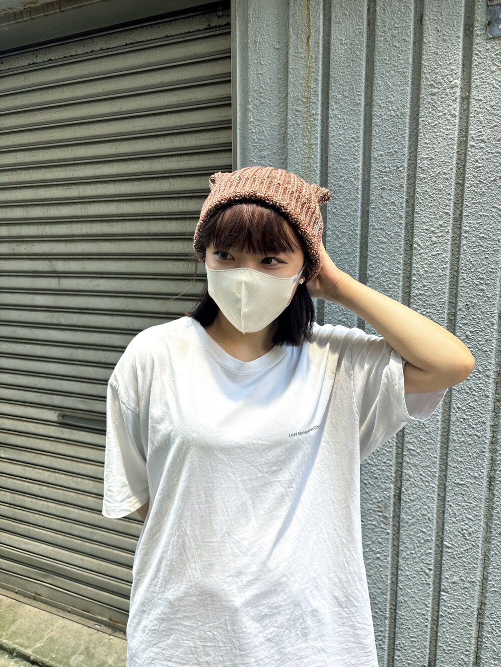「韓国ファッション、夏服、猫耳、ネコミミ、ねこみみニット帽、override 、厚底シューズ、白Tシャツ、スニーカー、プチプラ」｜「LMCのWORKROOM TEE（Tシャツ/カットソー、ホワイト系）」を使った、ももさん（レディース・162cm）の夏コーディネートの2枚目の写真