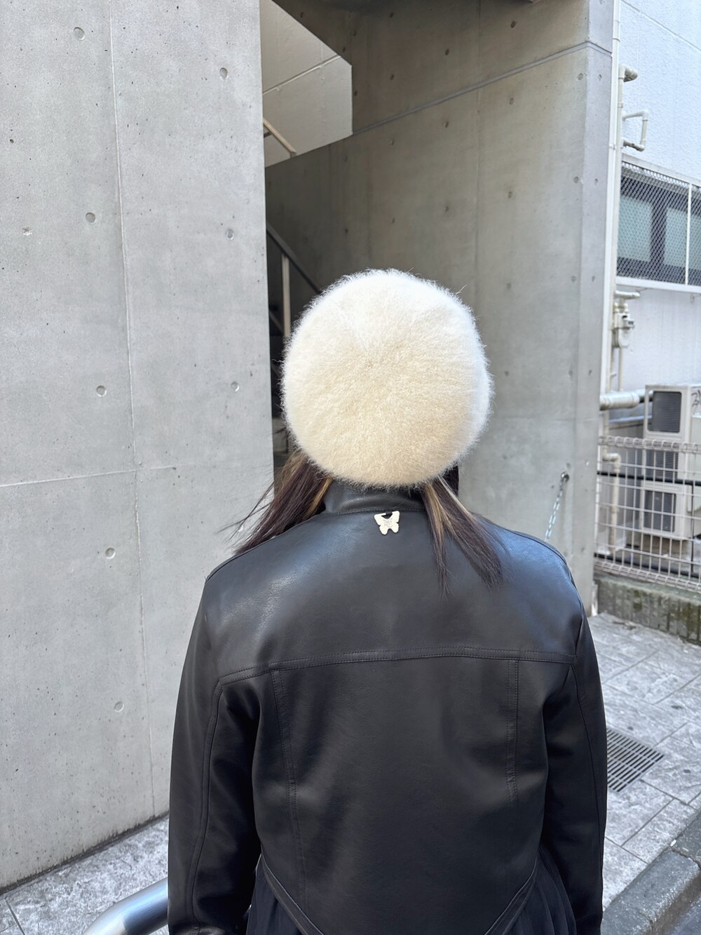 「冬コーデ、クリスマスに着たい服、秋冬コーデ、ニットコーデ、モノトーン、冬のコーデ、チュール、override 、Chapeau d’ O、ビーニー、ベレー帽」｜「Chicoのアイテム（スカート、ブラック系）」を使った、ももさん（レディース・162cm）の冬コーディネートの4枚目の写真