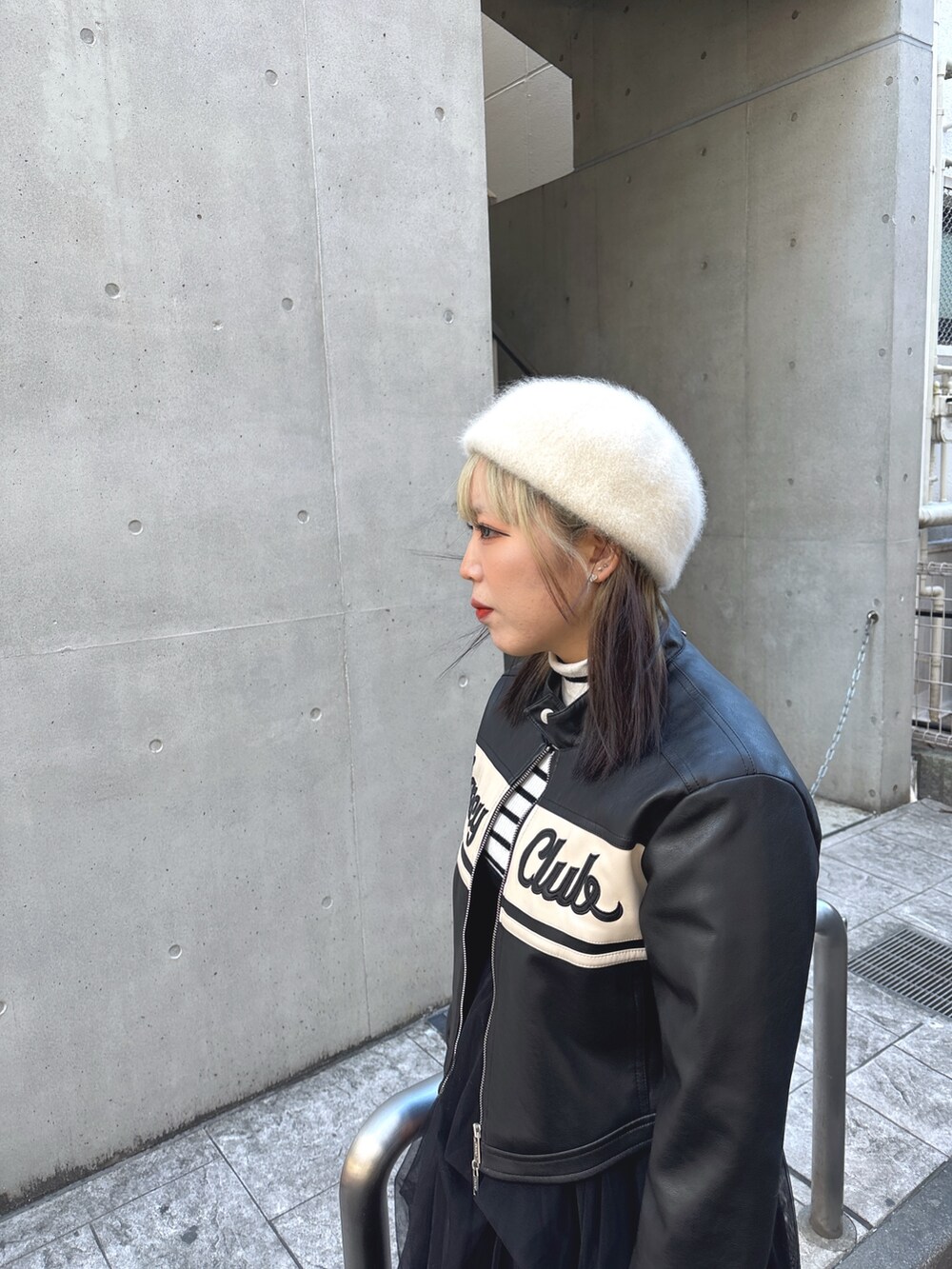 「冬コーデ、クリスマスに着たい服、秋冬コーデ、ニットコーデ、モノトーン、冬のコーデ、チュール、override 、Chapeau d’ O、ビーニー、ベレー帽」｜「Chicoのアイテム（スカート、ブラック系）」を使った、ももさん（レディース・162cm）の冬コーディネートの6枚目の写真
