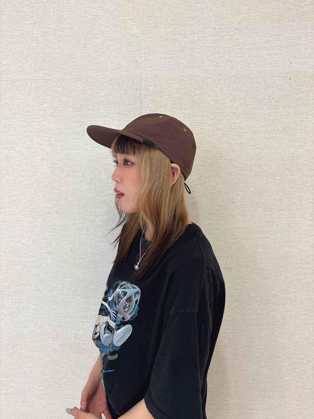 「韓国ファッション、夏服、Tシャツコーデ、夏コーデ、arth、override 、override、OVERRIDE、ショートパンツ、厚底ブーツ、ブーツ」｜「SUNDAYOFFCLUBの【SUNDAY OFF CLUB/サンデーオフクラブ】Deathfire grasp short sleeve tee/プリントT 半袖Tシャツ（Tシャツ/カットソー、ブラック系）」を使った、ももさん（レディース・162cm）の春コーディネートの3枚目の写真