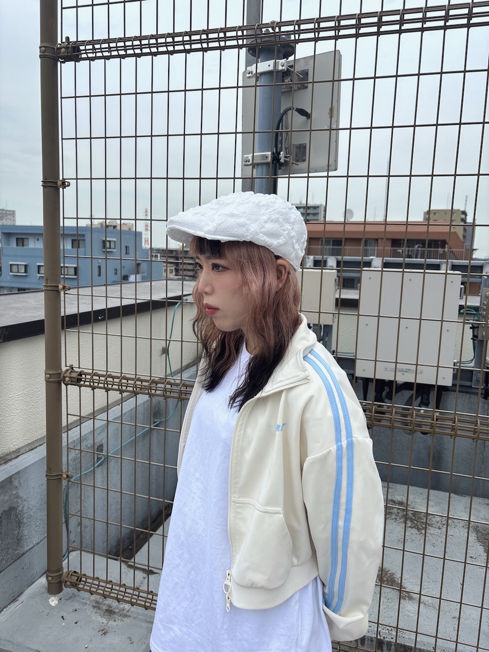 「白シャツ、スポーツミックス、ショートパンツ、kaorinomori、Kaorinomori、override、override 、OVERRIDE、韓国ブランド、ハンチング、ハンチング帽」｜「FANCY CLUBの【FANCY CLUB】REBIRTH OF HEAVEN TEE（Tシャツ/カットソー、ホワイト系）」を使った、ももさん（レディース・162cm）の春コーディネートの3枚目の写真