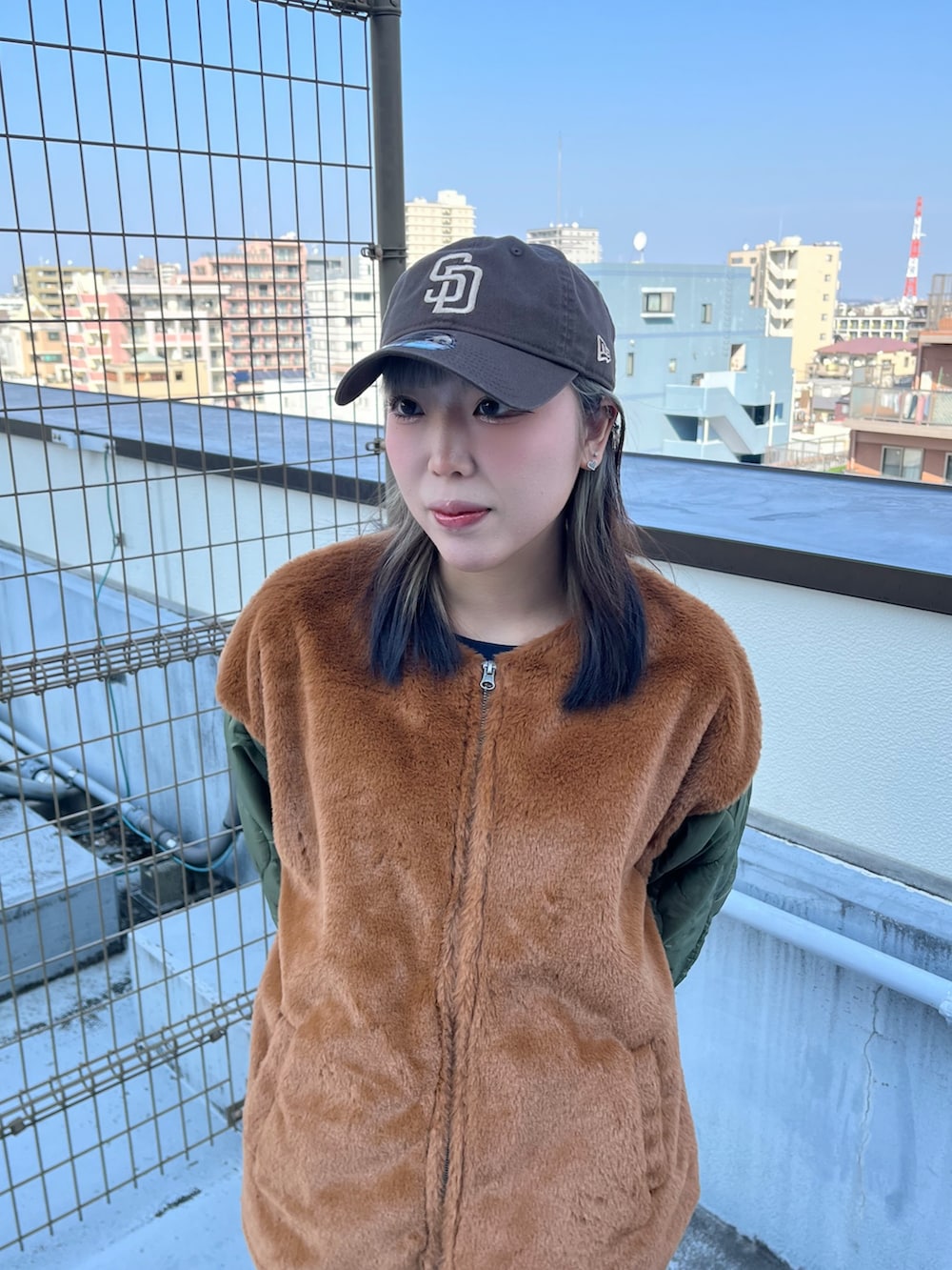 「帽子、キャップ、キャップコーデ、デニム、override、override 、OVERRIDE、スニーカー、カジュアルコーデ、NEW ERA、NEWERA」｜「MONO-MARTの7WAY ファー切替ライナーブルゾン＆フード脱着 ビッグシルエットM-65モッズコート/2点セット（モッズコート、グリーン系）」を使った、ももさん（レディース・162cm）の冬コーディネートの2枚目の写真