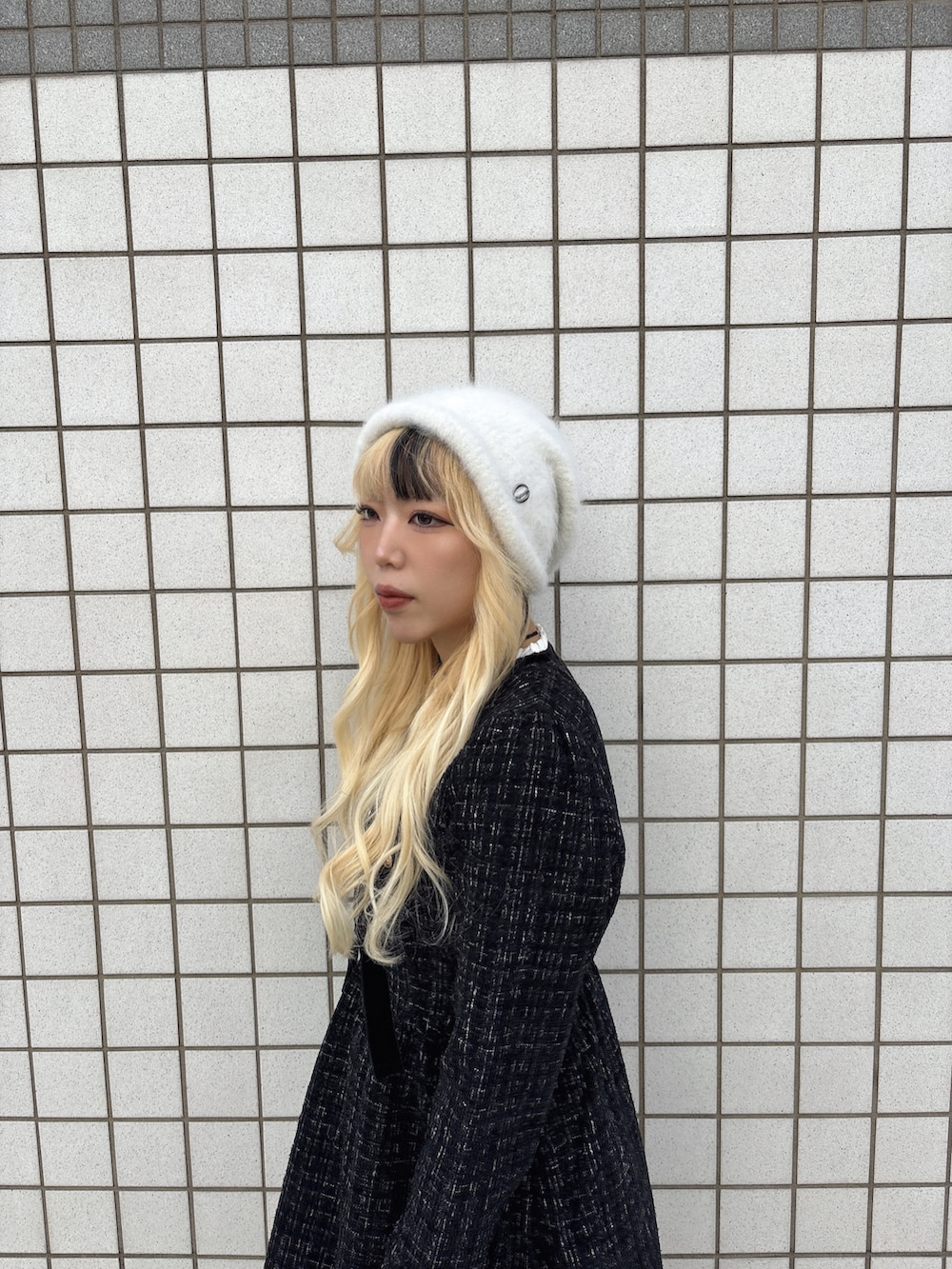 その他のワンピース、ブラック系のブーツ、ホワイト系のハットを着用したレディースの秋コーディネートの2枚目の写真