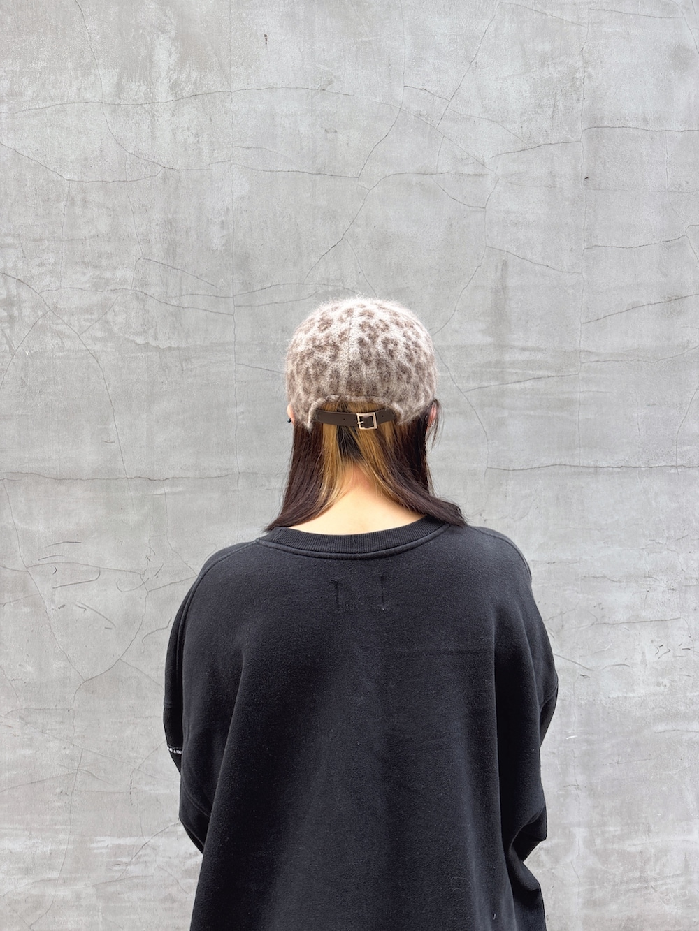 「秋コーデ、キャップ、ファーキャップ、アンゴラ、Chapeau d’ O、override、カジュアル、カジュアルコーデ、秋服、ゆるコーデ」｜「AJOBYAJOの【AJOBYAJO/アジョバイアジョ】Embroidered Logos Sweatshirt/エンボス ロゴスウェット MTM スローガンスウェット（スウェット、ブラック系）」を使った、ももさん（レディース・162cm）の秋コーディネートの4枚目の写真