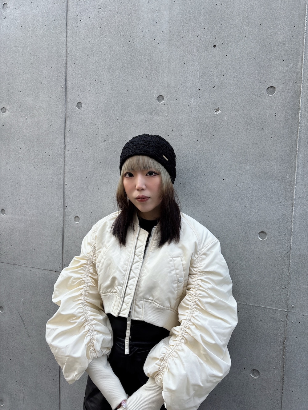「春先取り、パンツコーデ、ショートパンツ、モノトーン、ロングブーツ、ビーニー、レース、kaorinomori、Kaorinomori、override、override 、OVERRIDE」｜「GRLのフェイクレザーショートパンツ（その他パンツ、ブラック系）」を使った、ももさん（レディース・162cm）の冬コーディネートの2枚目の写真