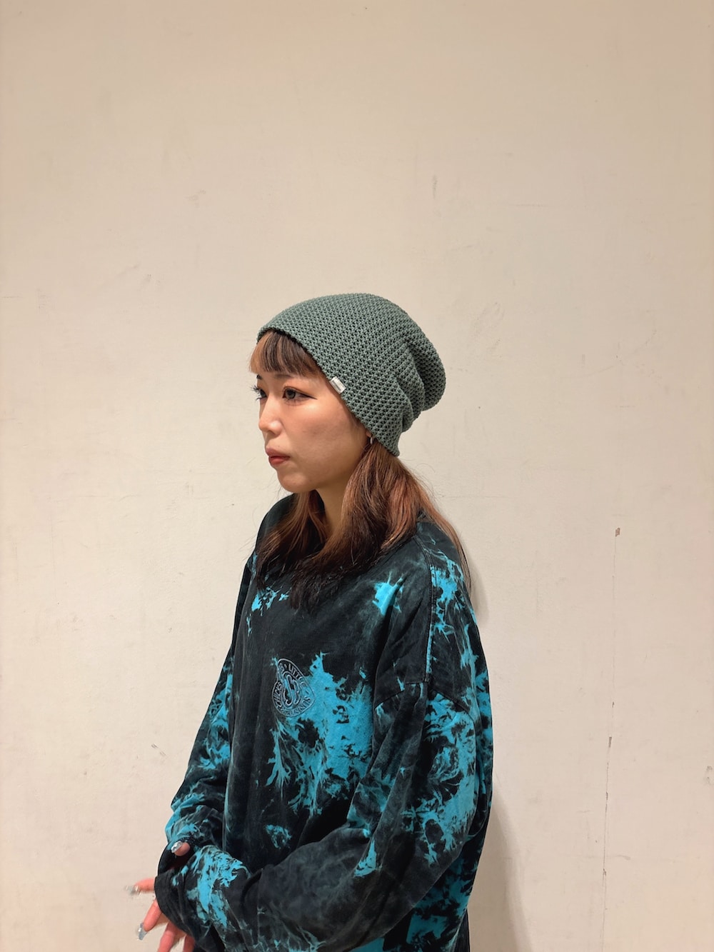 「デニム、デニムパンツ、ビーニー帽、ビーニー、ニット帽、ニット帽コーデ、override、override 、OVERRIDE、ラクチンコーデ」｜「Little sunny biteのlittlesunnybite/リトルサニーバイト/Logo tie dye long tee/タイダイロゴロングスリーブTシャツ（Tシャツ/カットソー、ブルー系）」を使った、ももさん（レディース・162cm）の夏コーディネートの3枚目の写真