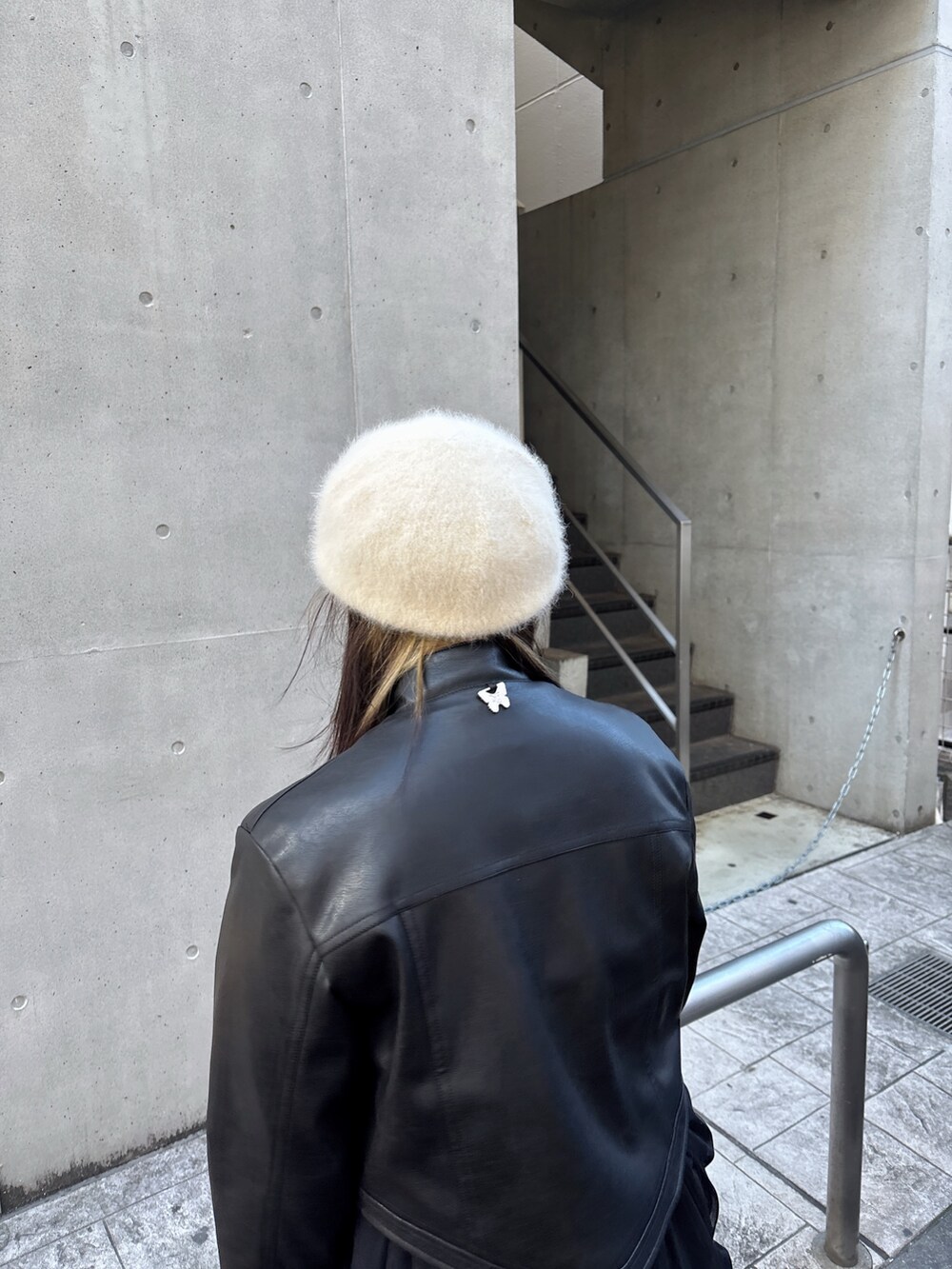 「冬コーデ、クリスマスに着たい服、秋冬コーデ、ニットコーデ、モノトーン、冬のコーデ、チュール、override 、Chapeau d’ O、ビーニー、ベレー帽」｜「Chicoのアイテム（スカート、ブラック系）」を使った、ももさん（レディース・162cm）の冬コーディネートの7枚目の写真