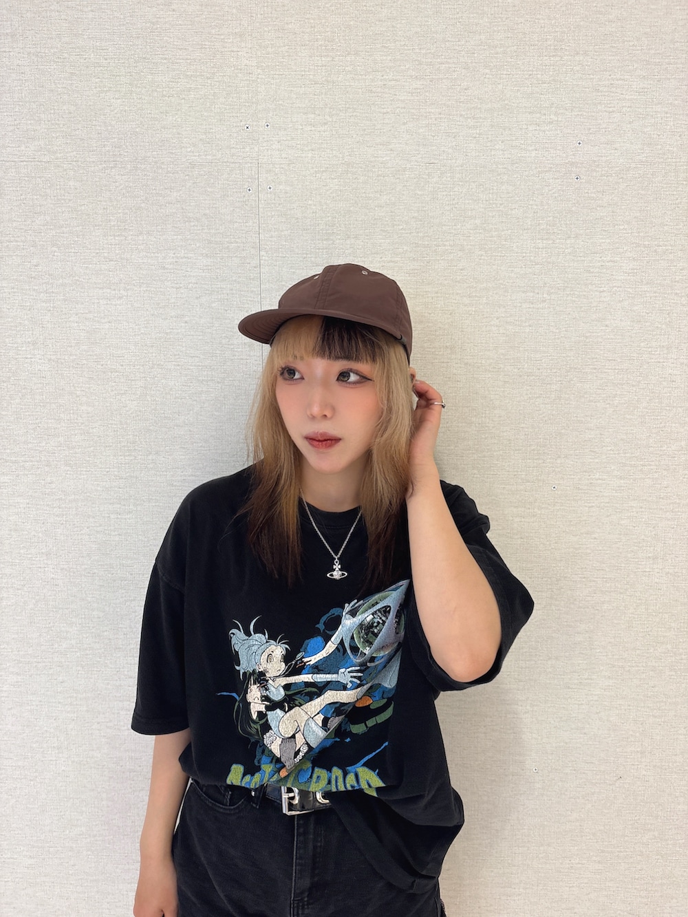 「韓国ファッション、夏服、Tシャツコーデ、夏コーデ、arth、override 、override、OVERRIDE、ショートパンツ、厚底ブーツ、ブーツ」｜「SUNDAYOFFCLUBの【SUNDAY OFF CLUB/サンデーオフクラブ】Deathfire grasp short sleeve tee/プリントT 半袖Tシャツ（Tシャツ/カットソー、ブラック系）」を使った、ももさん（レディース・162cm）の春コーディネートの2枚目の写真