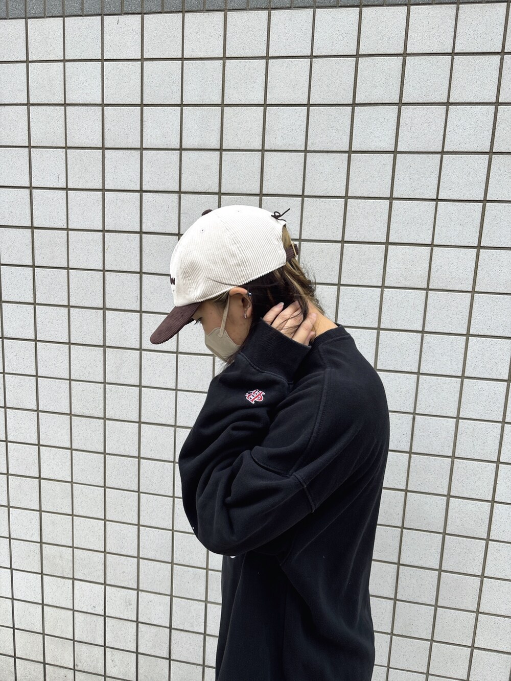 「スニーカー、秋コーデ、キャップ、コーデュロイ、コーデュロイキャップ、Kaorinomori、override、カジュアルコーデ、韓国ブランド、秋服」｜「ROMANTIC CROWNの【UNISEX】ROMANTIC CROWN／ATHLETICロゴ （ウラケ）プルオーバー 2975195（スウェット、ブラック系）」を使った、ももさん（レディース・162cm）の秋コーディネートの3枚目の写真