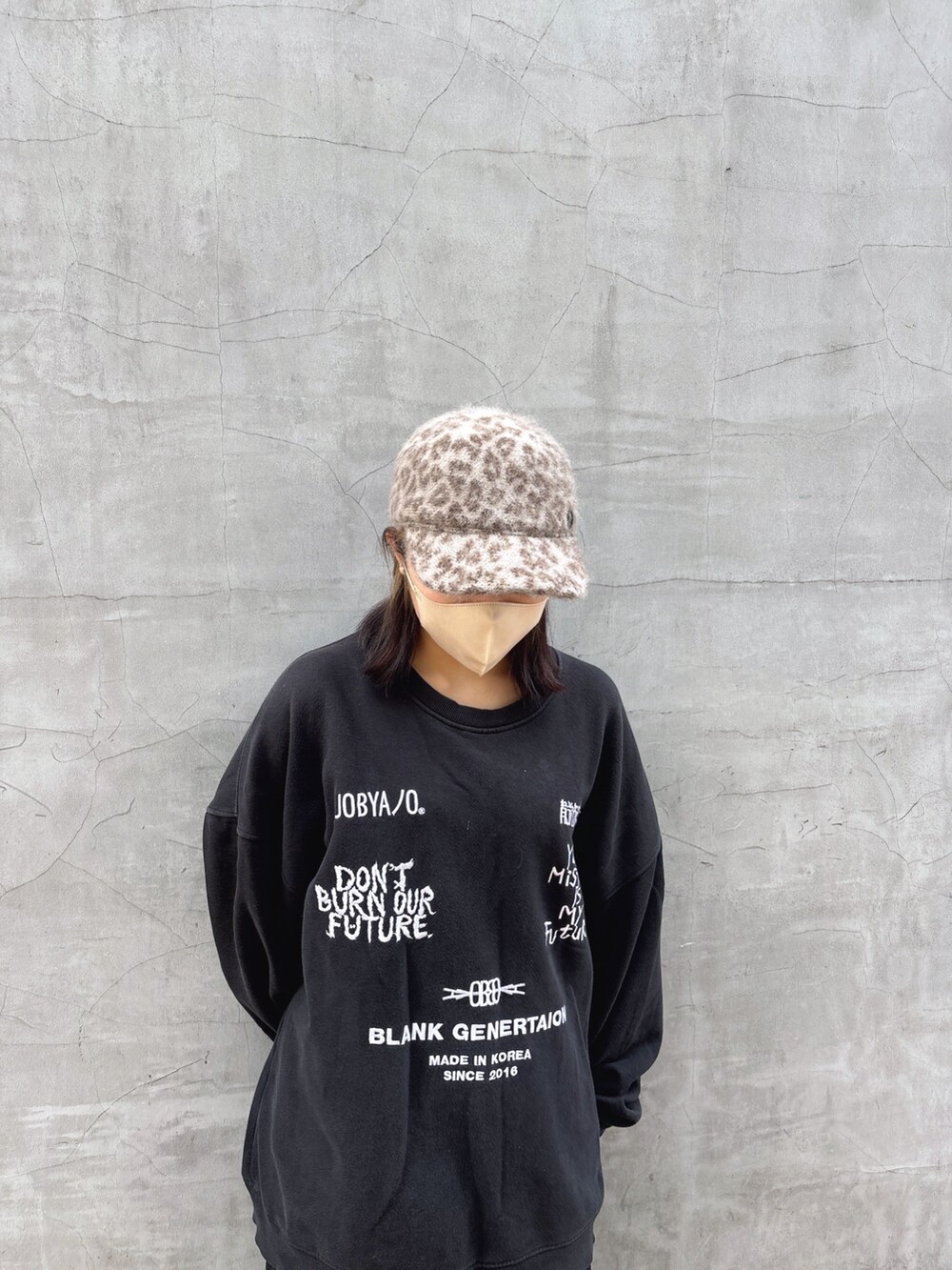 「秋コーデ、キャップ、ファーキャップ、アンゴラ、Chapeau d’ O、override、カジュアル、カジュアルコーデ、秋服、ゆるコーデ」｜「AJOBYAJOの【AJOBYAJO/アジョバイアジョ】Embroidered Logos Sweatshirt/エンボス ロゴスウェット MTM スローガンスウェット（スウェット、ブラック系）」を使った、ももさん（レディース・162cm）の秋コーディネートの2枚目の写真
